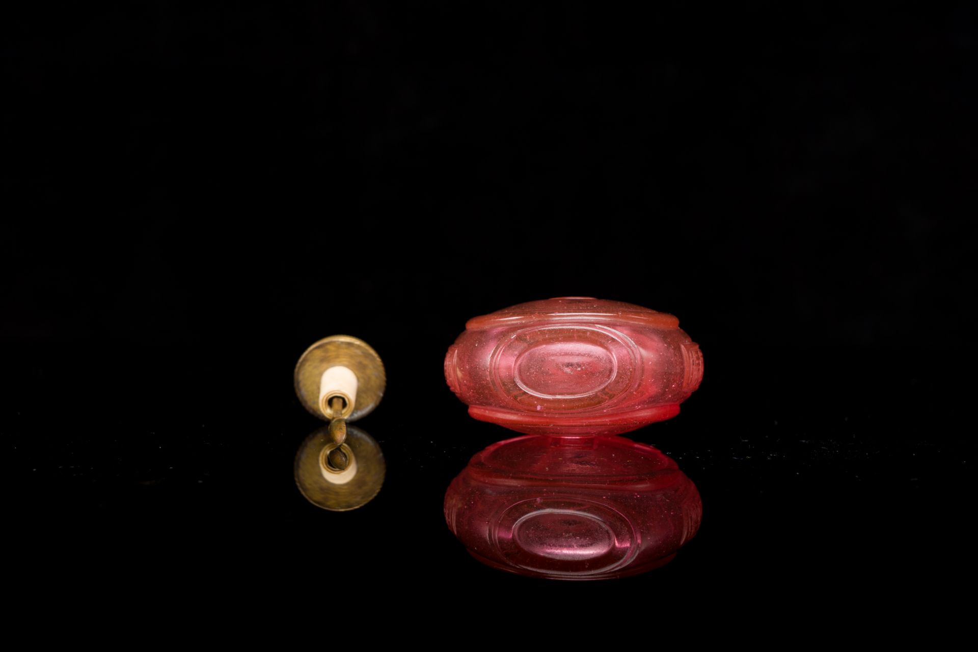 A Chinese ruby-pink glass 'bats' snuff bottle, Qianlong mark and of the period - Image 6 of 6
