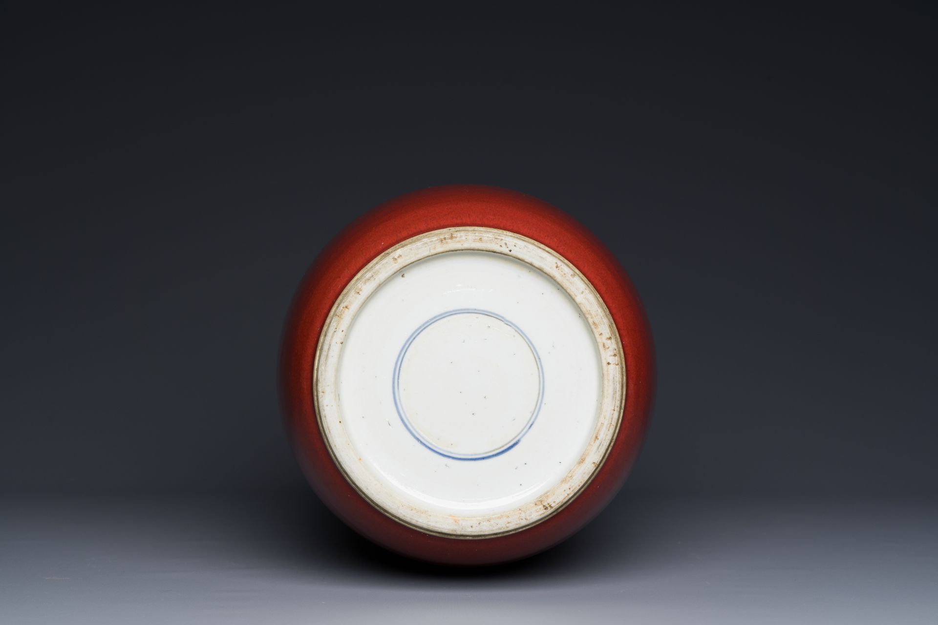A Chinese monochrome copper-red rouleau vase, 18/19th C. - Image 5 of 5