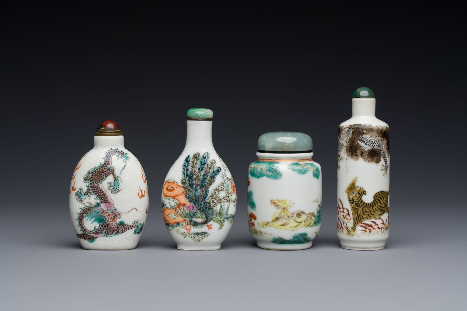 Four Chinese famille rose and verte snuff bottles, 19th C. - Image 2 of 7