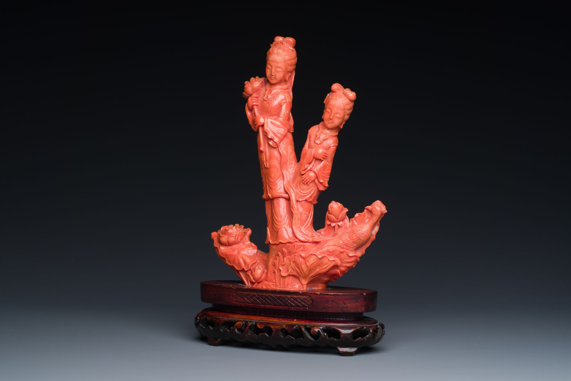 A Chinese red coral group of two standing ladies with lotus flowers, 19/20th C. - Image 2 of 8