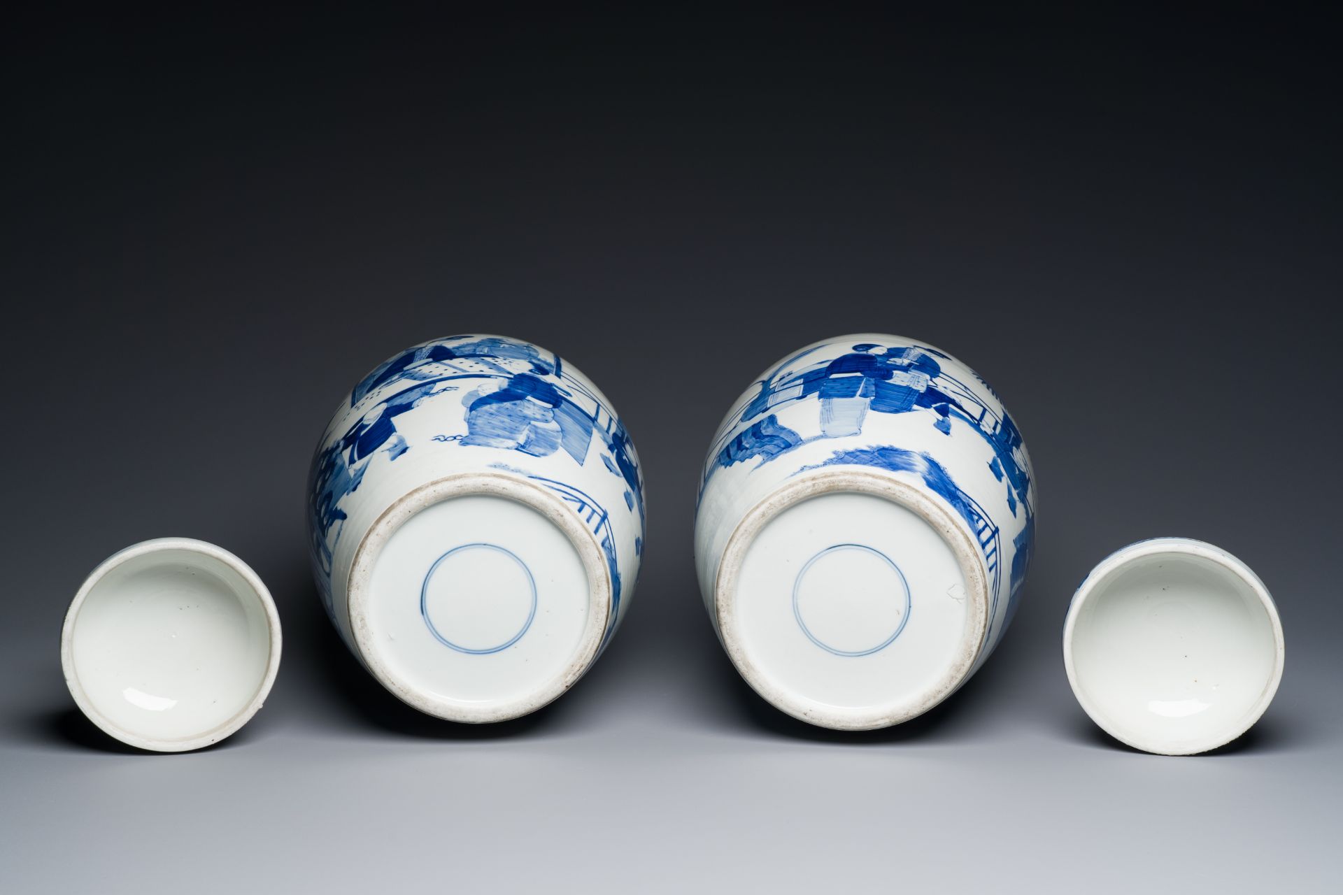 A pair of large Chinese blue and white jars and covers with ladies playing a game of go, 19th C. - Image 6 of 6