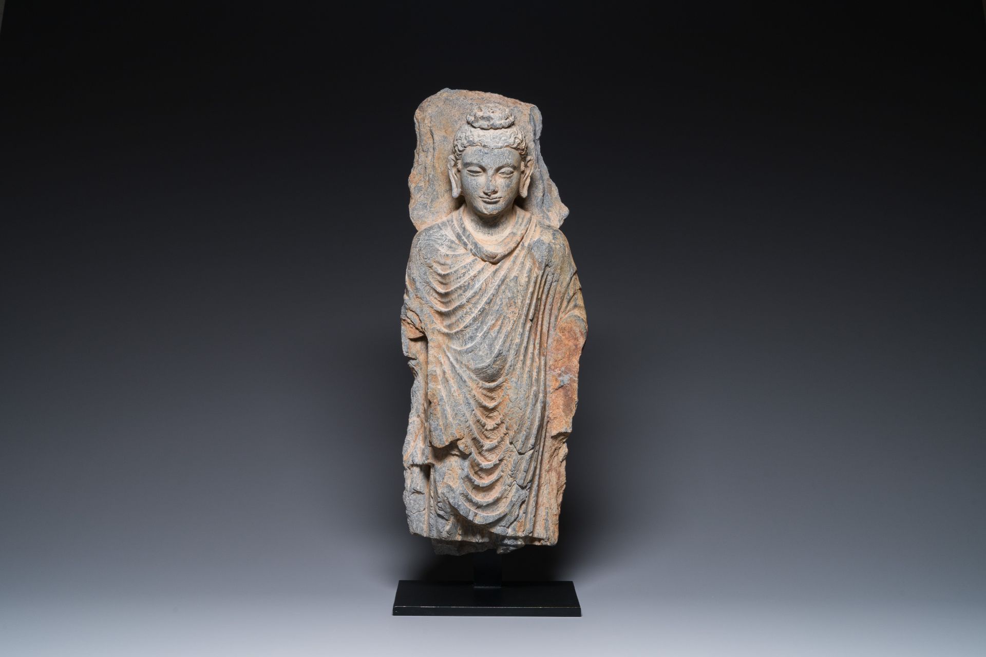 A grey schist figure of Buddha Shakyamuni, Gandhara, 3rd/4th C. - Image 2 of 7