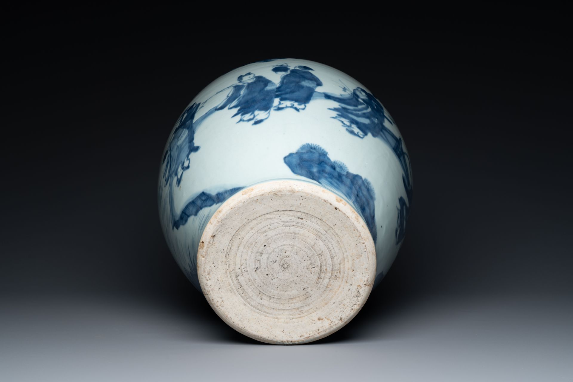 A large Chinese blue and white 'Immortals' vase, Transitional period - Image 7 of 9