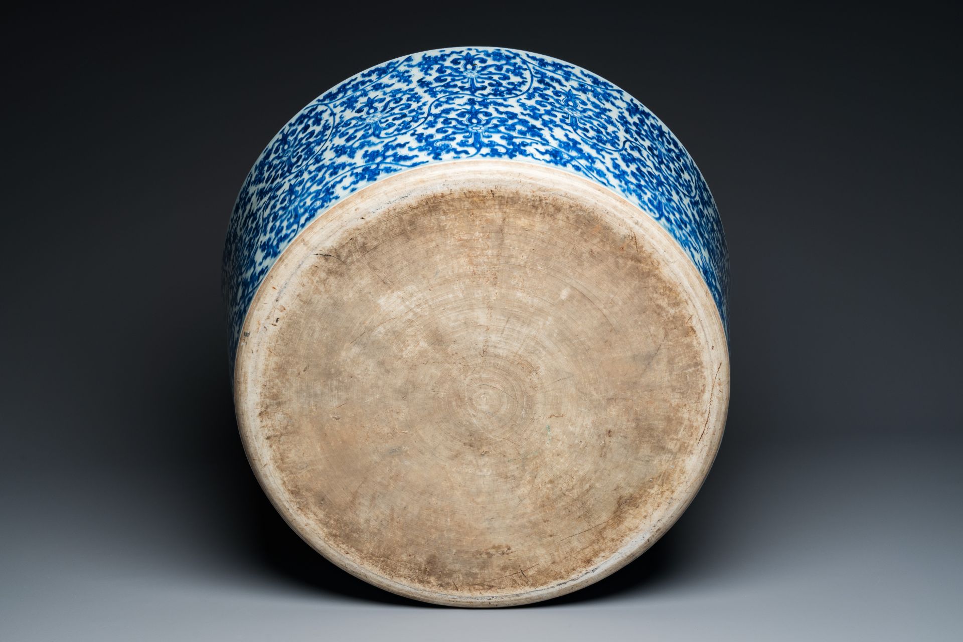 An exceptionally large Chinese blue and white basin with floral scrolls, Kangxi - Image 7 of 7