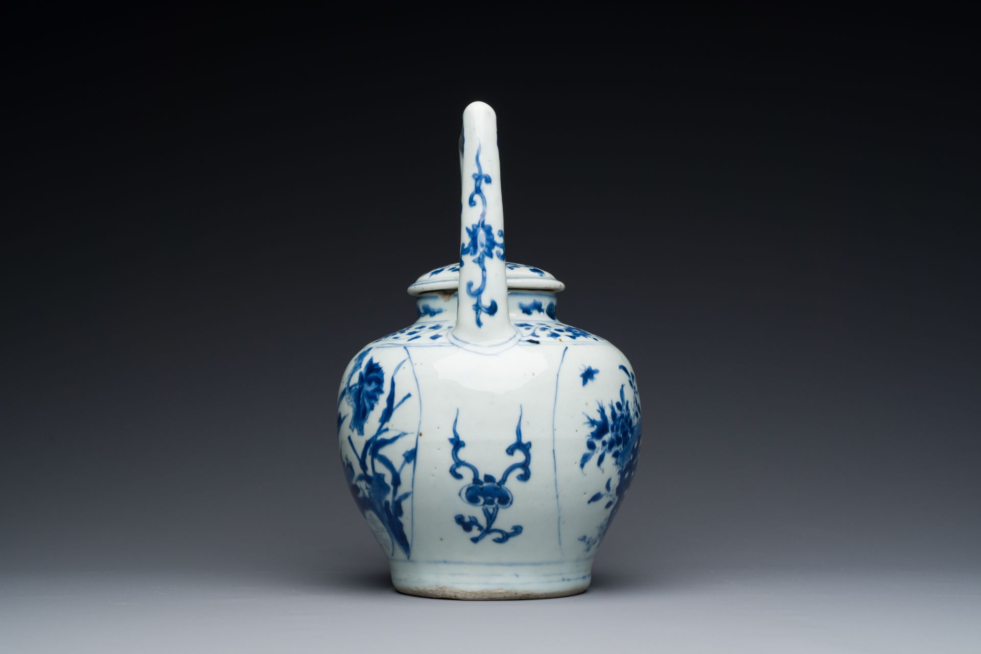 A large Chinese blue and white 'crane and lotus' wine ewer and cover, Transitional period - Image 3 of 7