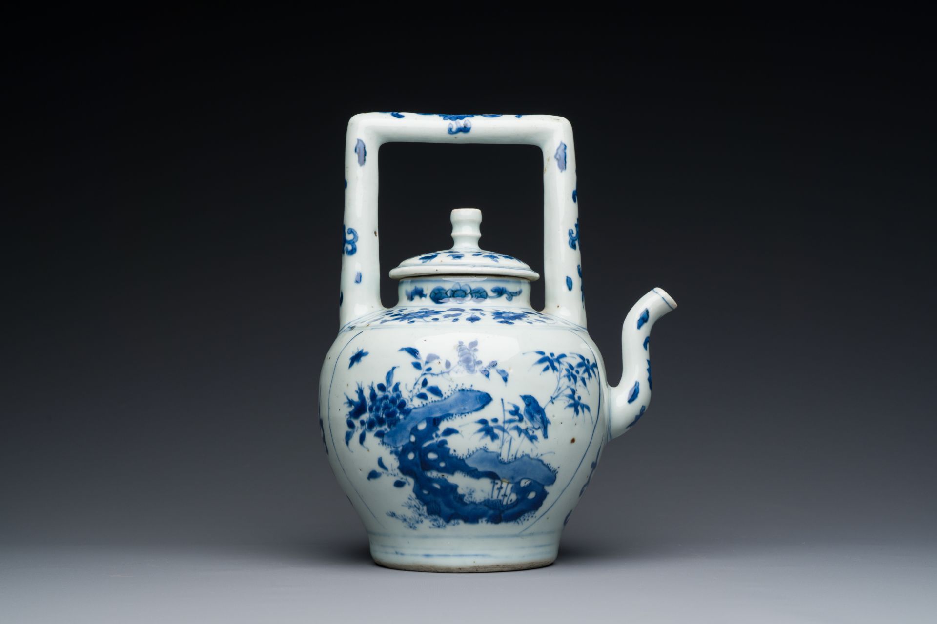 A large Chinese blue and white 'crane and lotus' wine ewer and cover, Transitional period - Image 4 of 7