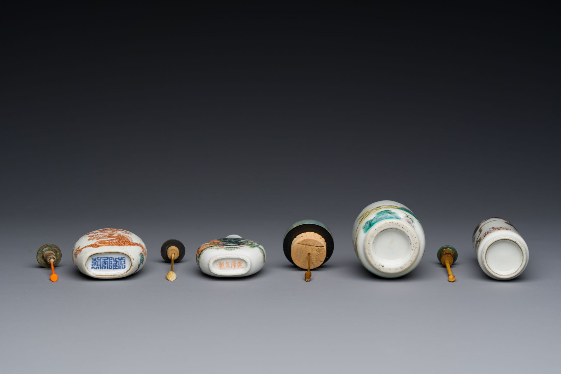 Four Chinese famille rose and verte snuff bottles, 19th C. - Image 7 of 7