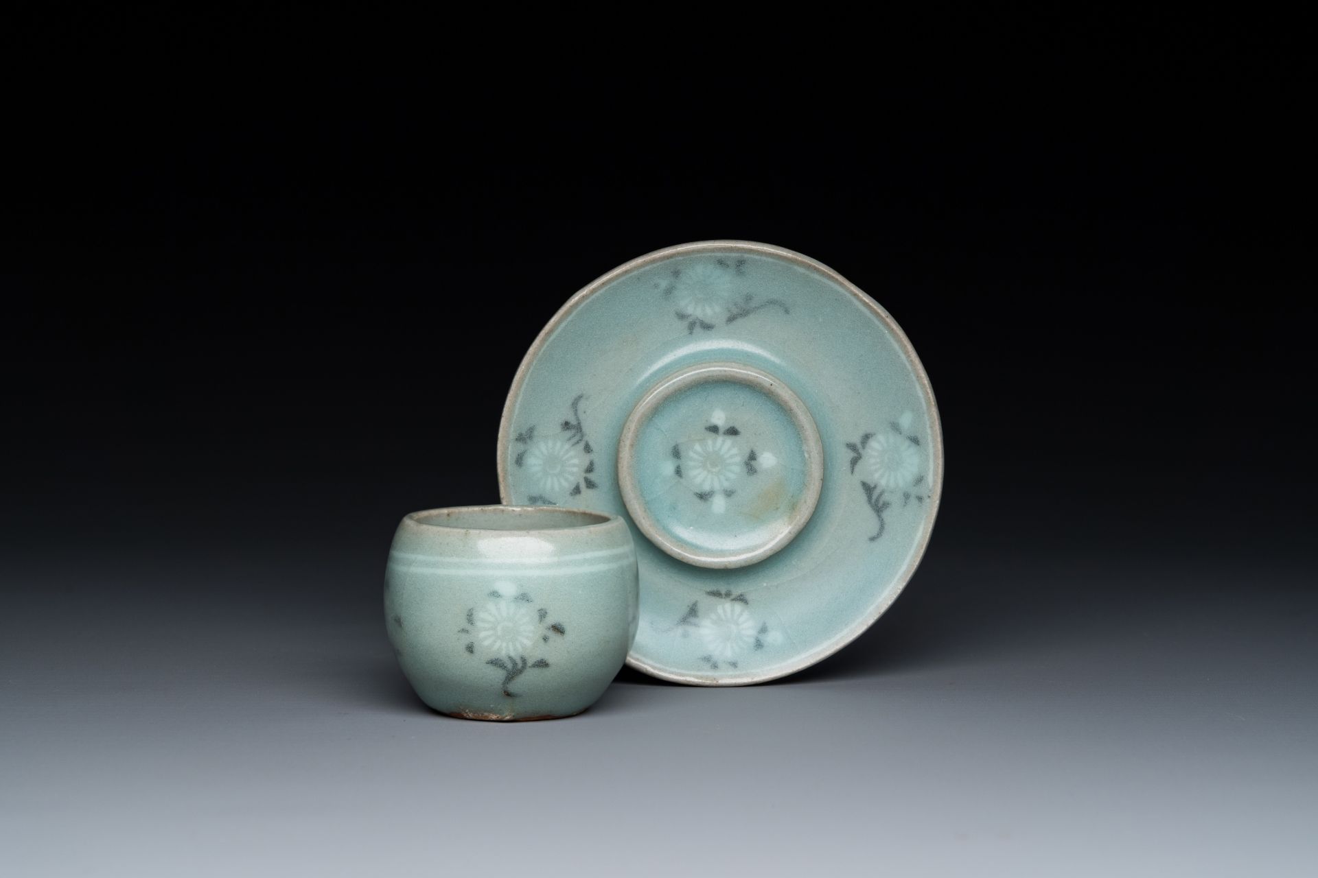 A Korean inlaid celadon cup on a stand, probably Goryeo, 13/14th C. - Image 2 of 10