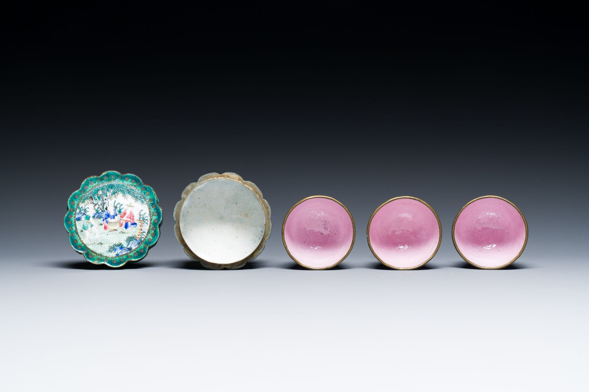 A varied collection of Chinese porcelain and Canton enamel, 18/19th C. - Image 14 of 20