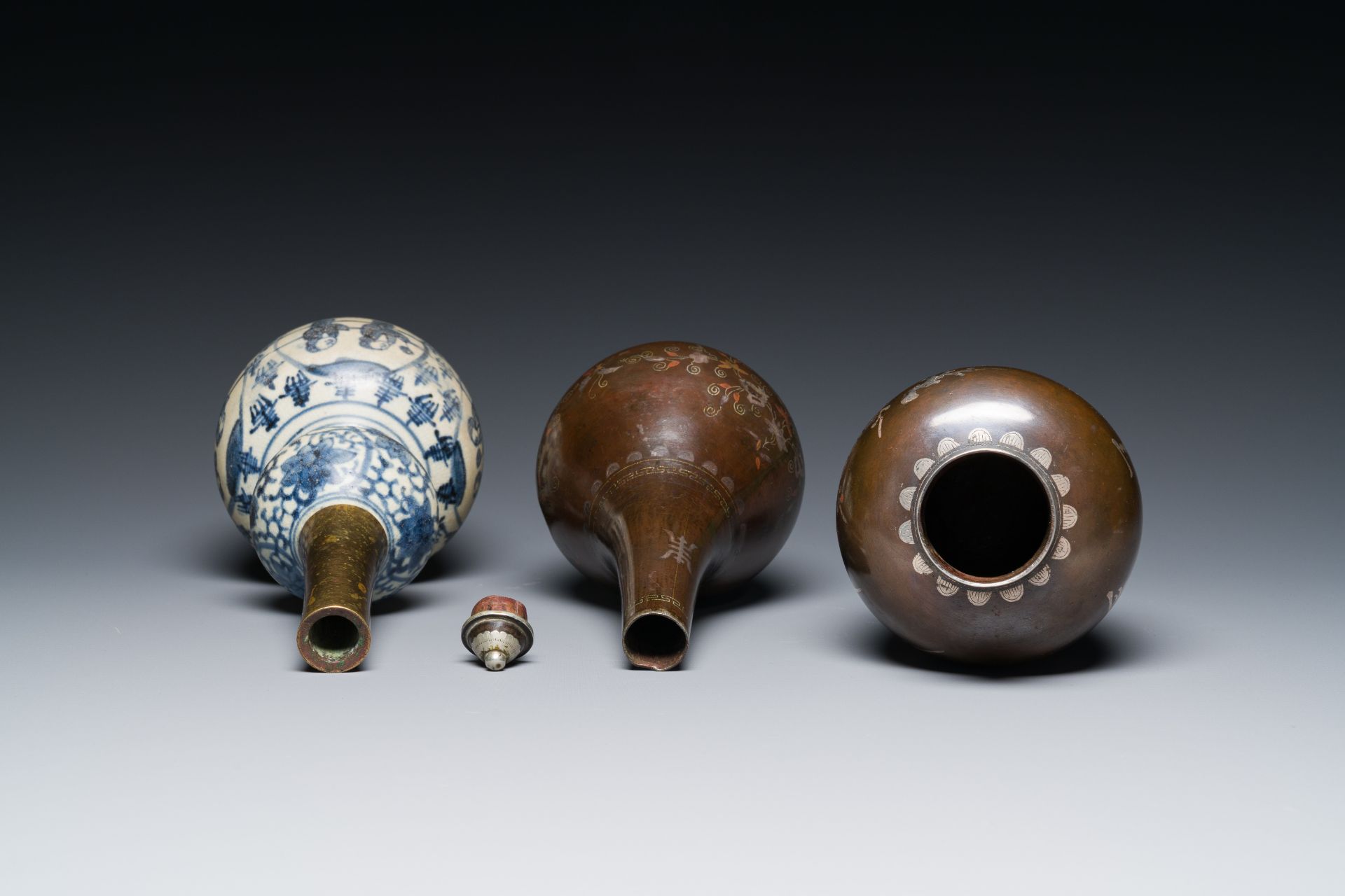 Two Vietnamese copper- and silver-inlaid paktong wares and a Chinese blue and white double gourd vas - Image 6 of 7