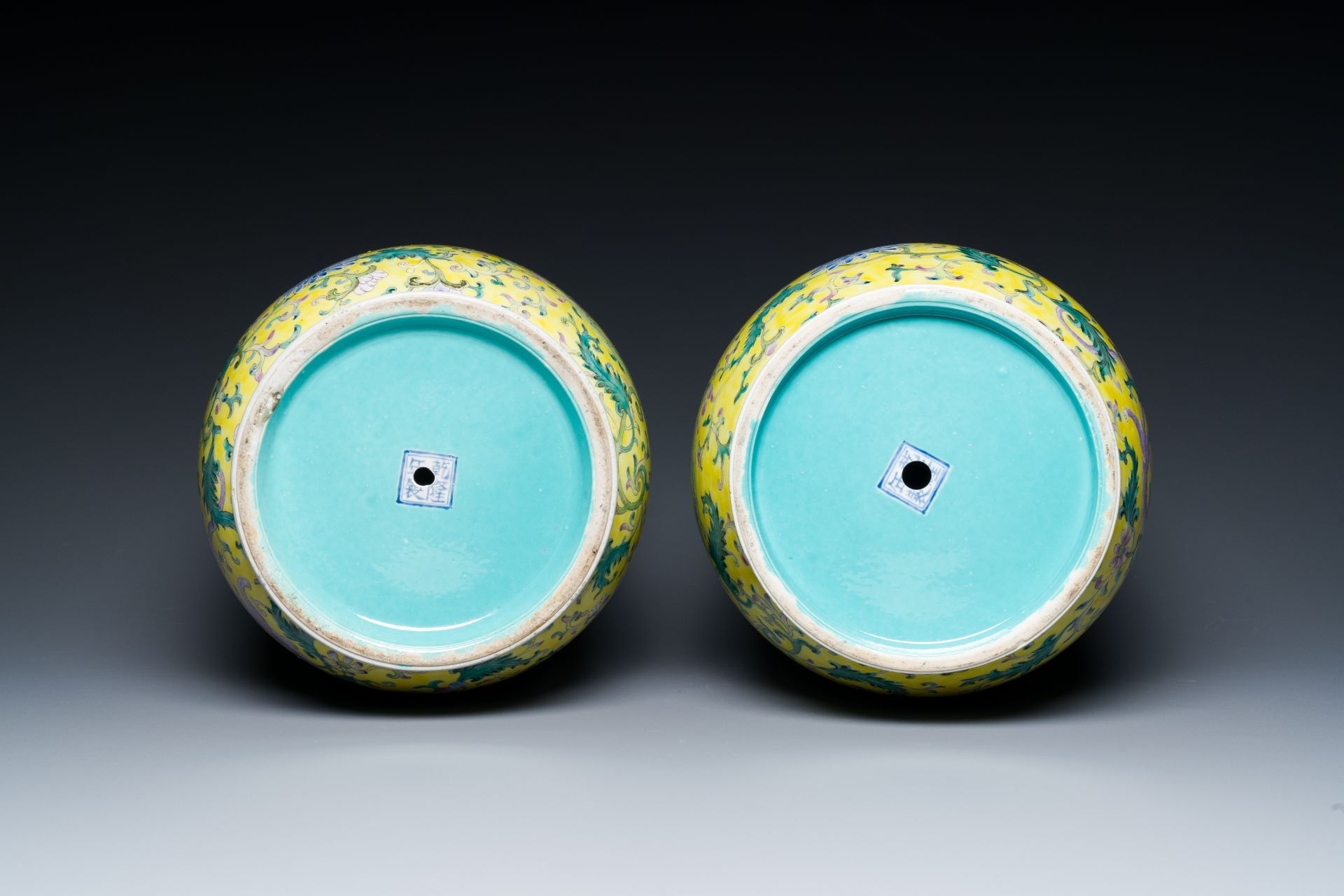 A pair of Chinese famille rose yellow-ground 'dragon' vases, Qianlong mark, Republic - Bild 6 aus 6