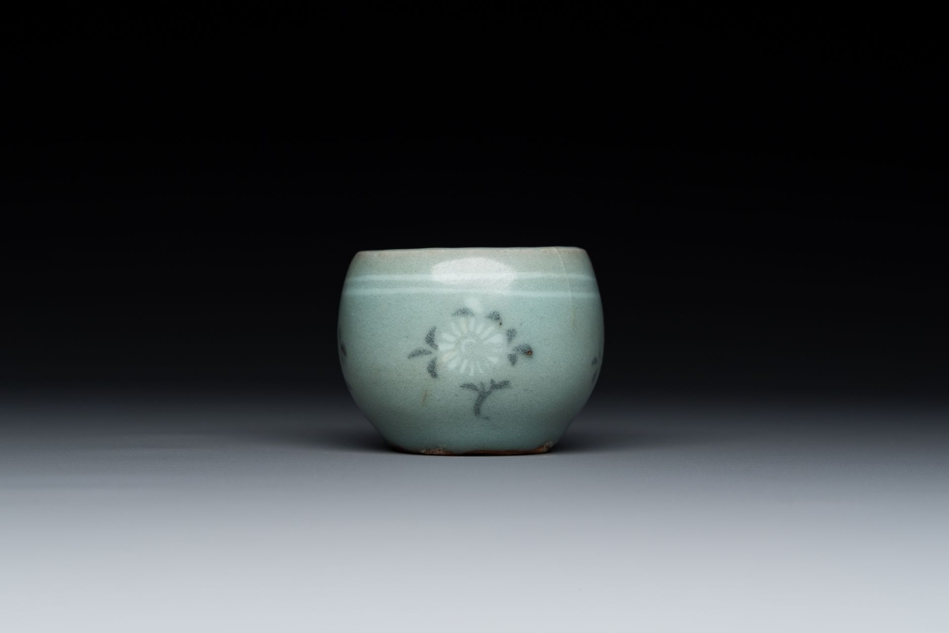A Korean inlaid celadon cup on a stand, probably Goryeo, 13/14th C. - Image 6 of 10