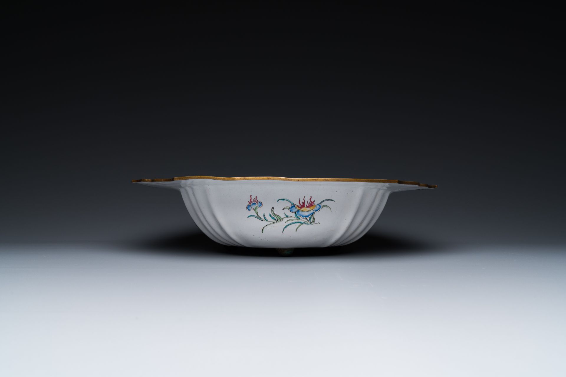 A Chinese Canton enamel helm-shaped ewer with shell-shaped basin, Qianlong - Image 5 of 13
