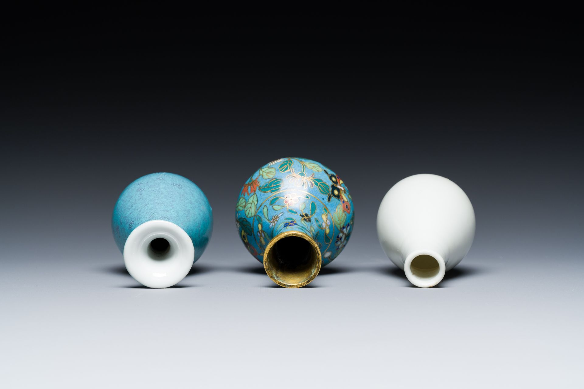 Three small Chinese bottle vases in cloisonne, white and robin's-egg-glazed porcelain, 19/20th C. - Image 6 of 7