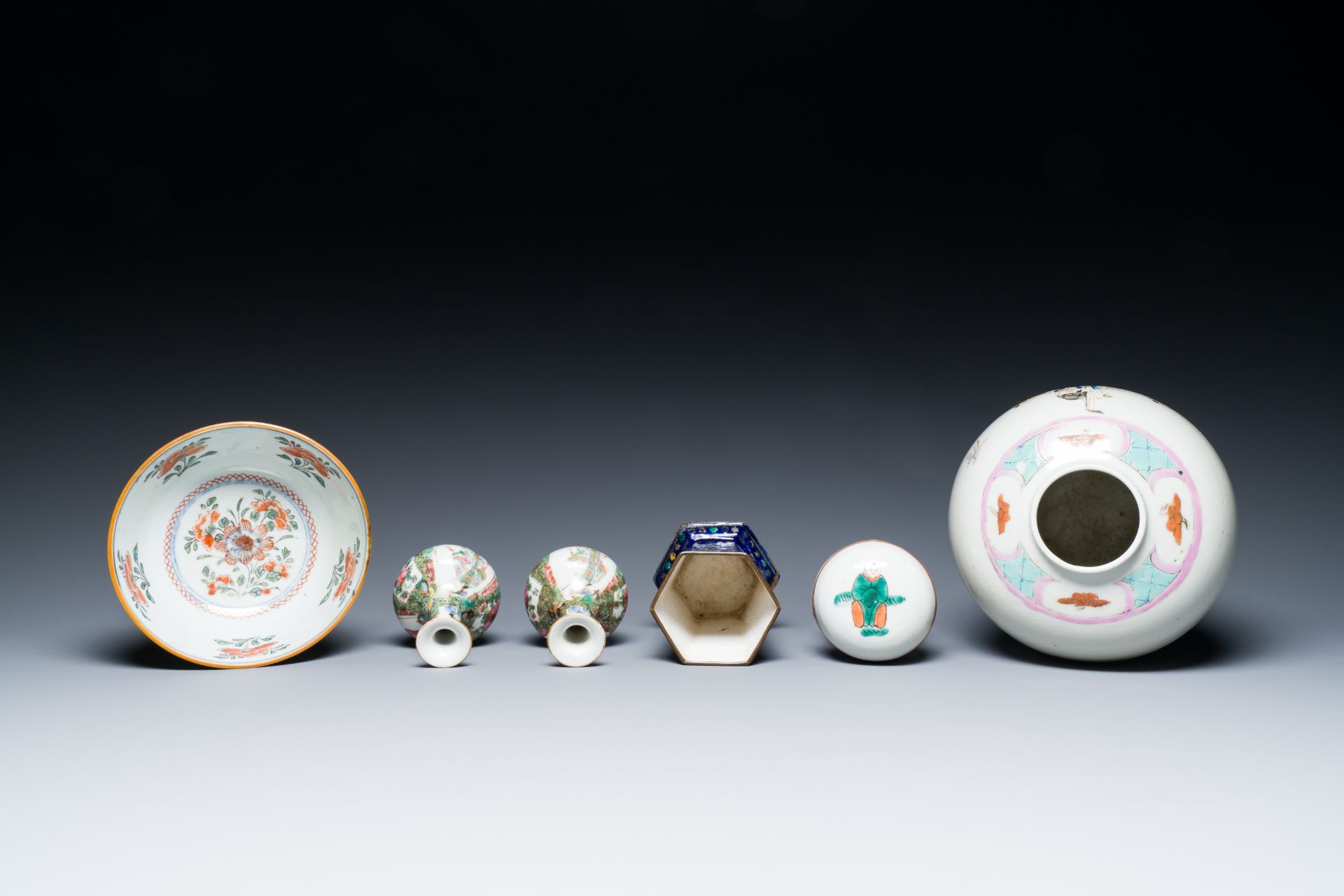 A varied collection of Chinese porcelain and Canton enamel, 18/19th C. - Image 20 of 20