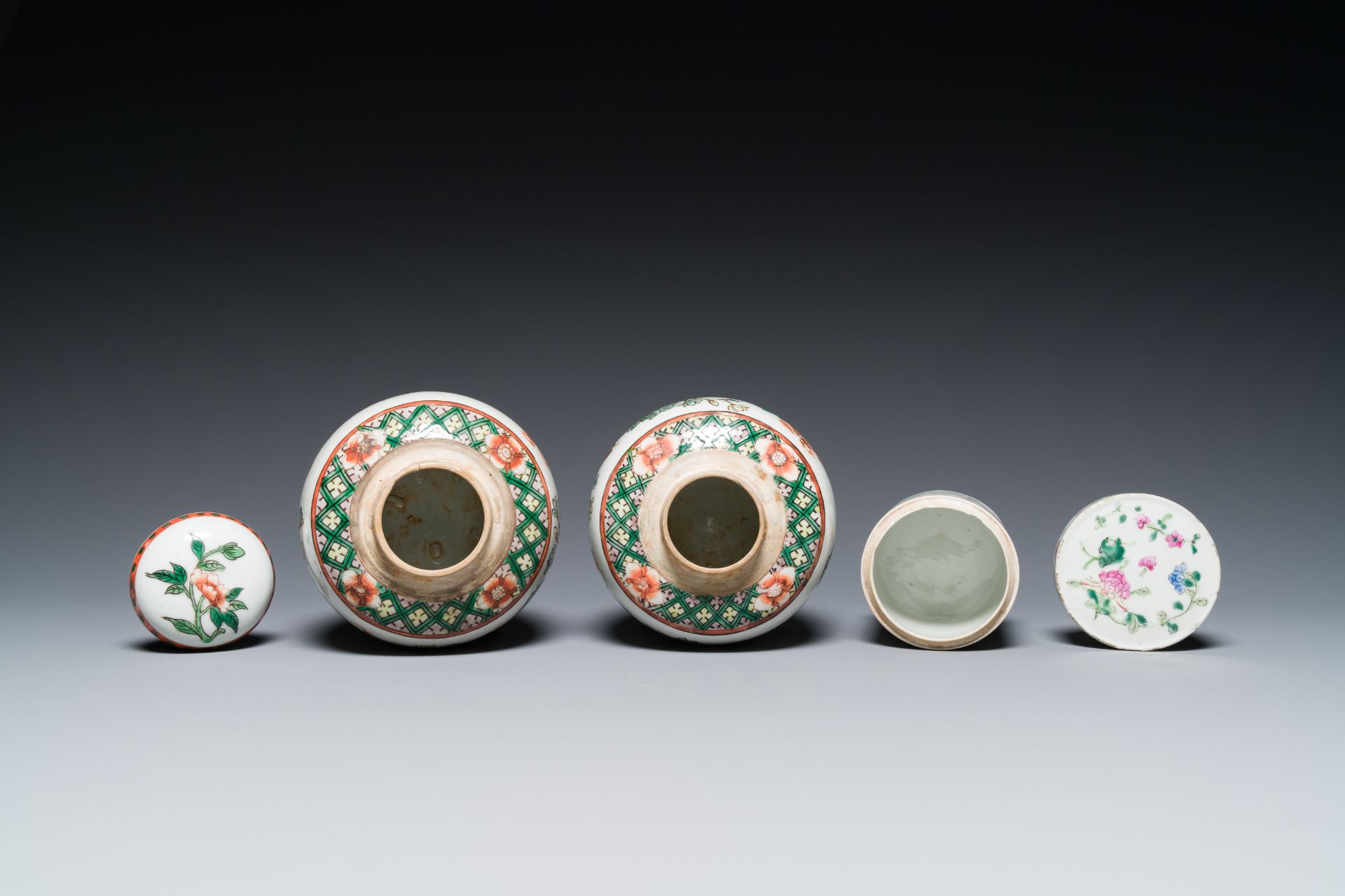 A varied collection of Chinese porcelain, 19th C. - Image 14 of 15