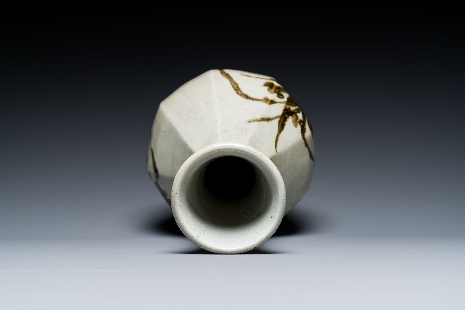 A Korean bottle vase with floral design, Joseon dynasty, 16th C. - Image 5 of 6