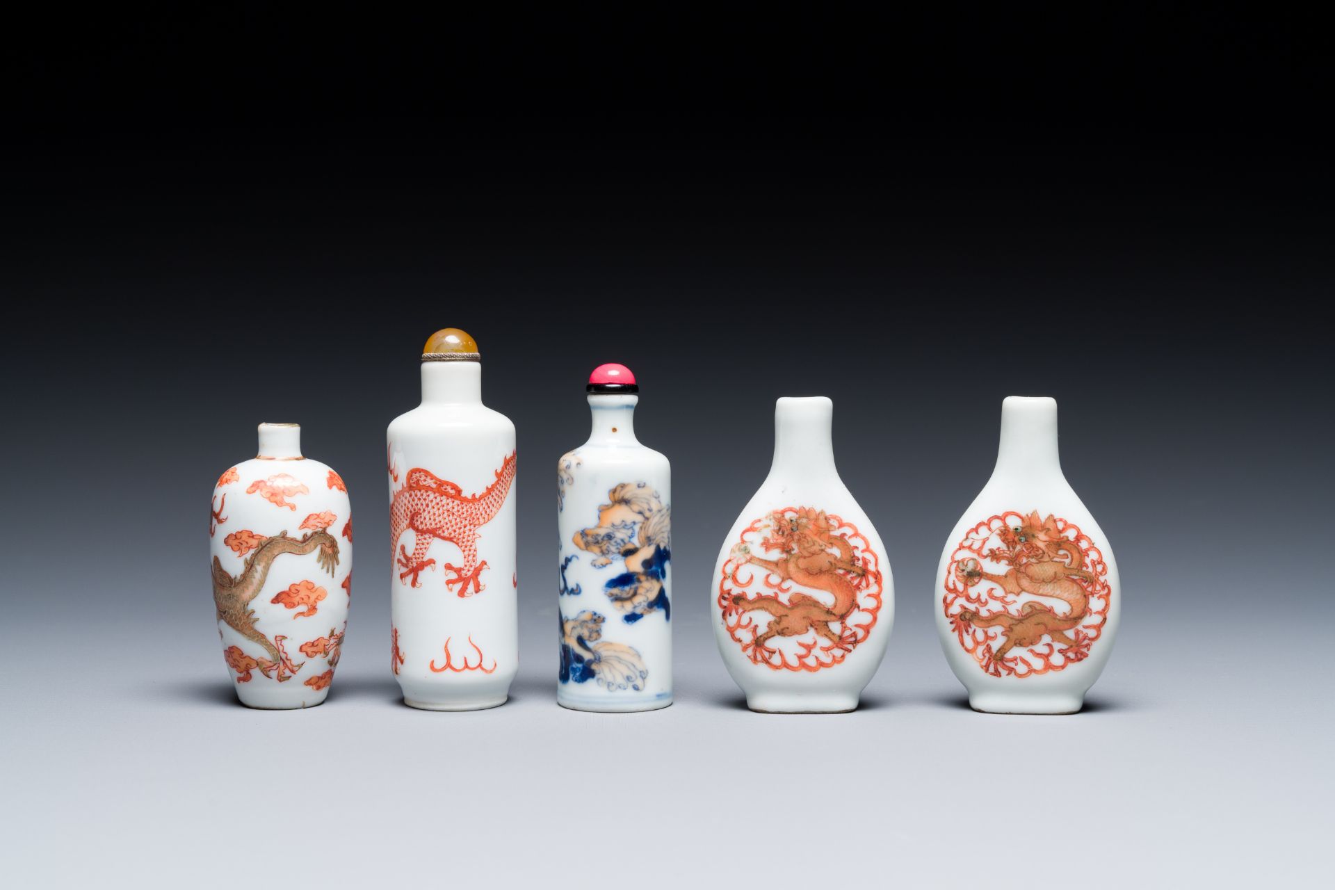 Five Chinese iron-red and doucai snuff bottles, 19/20th C. - Image 4 of 7