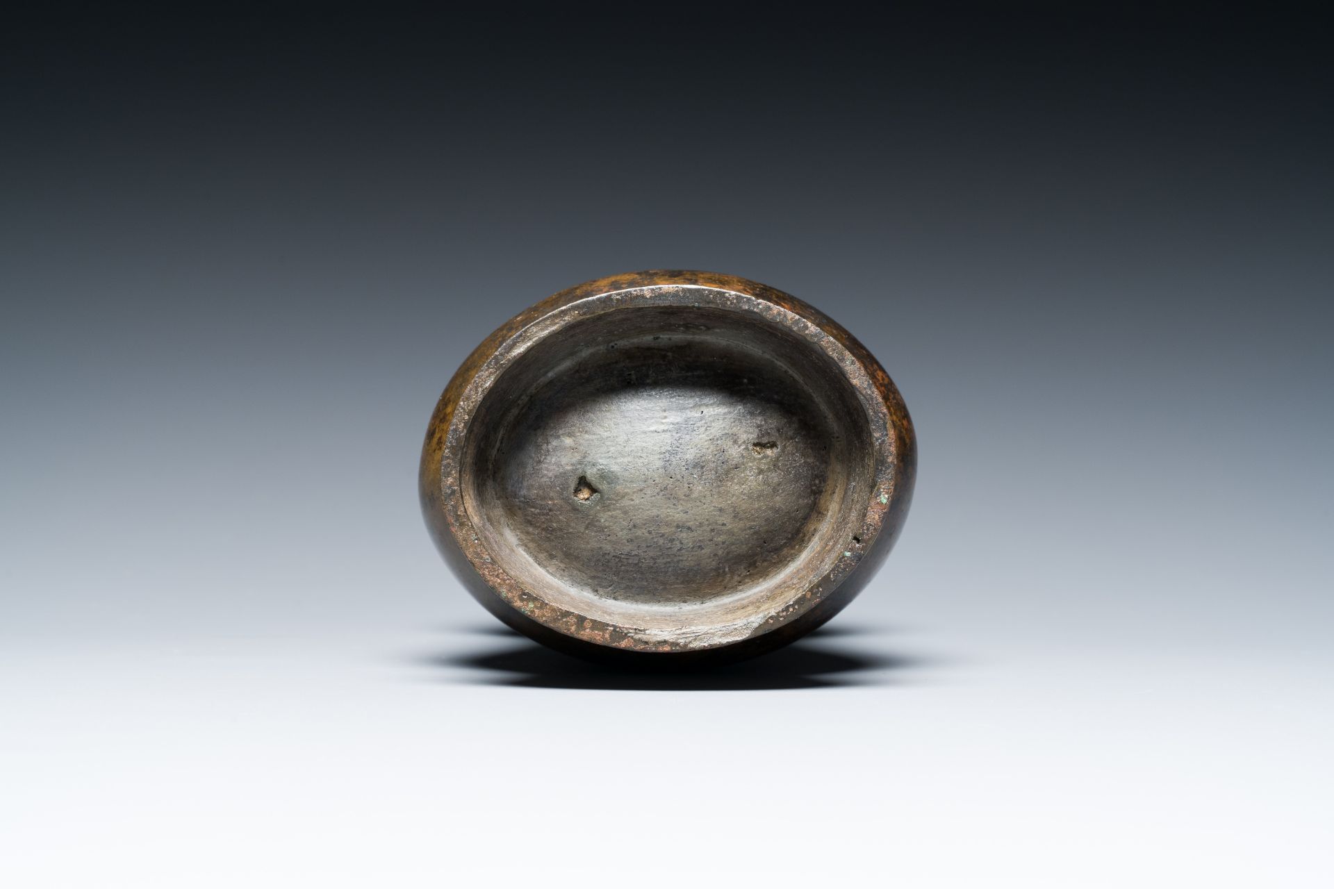 A Chinese inscribed archaic bronze ritual wine vessel, 'zhi', late Shang dynasty - Image 6 of 6
