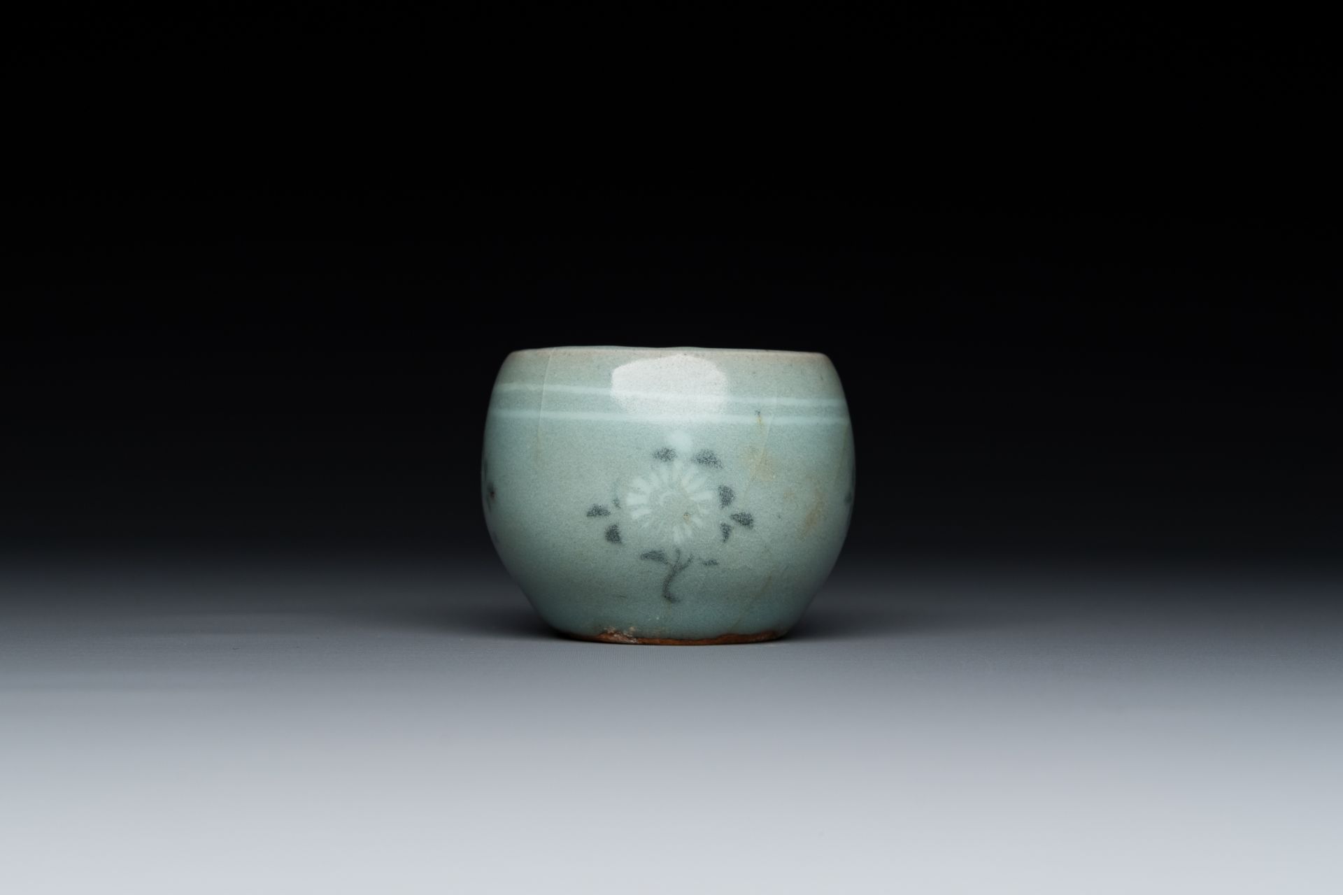 A Korean inlaid celadon cup on a stand, probably Goryeo, 13/14th C. - Image 7 of 10