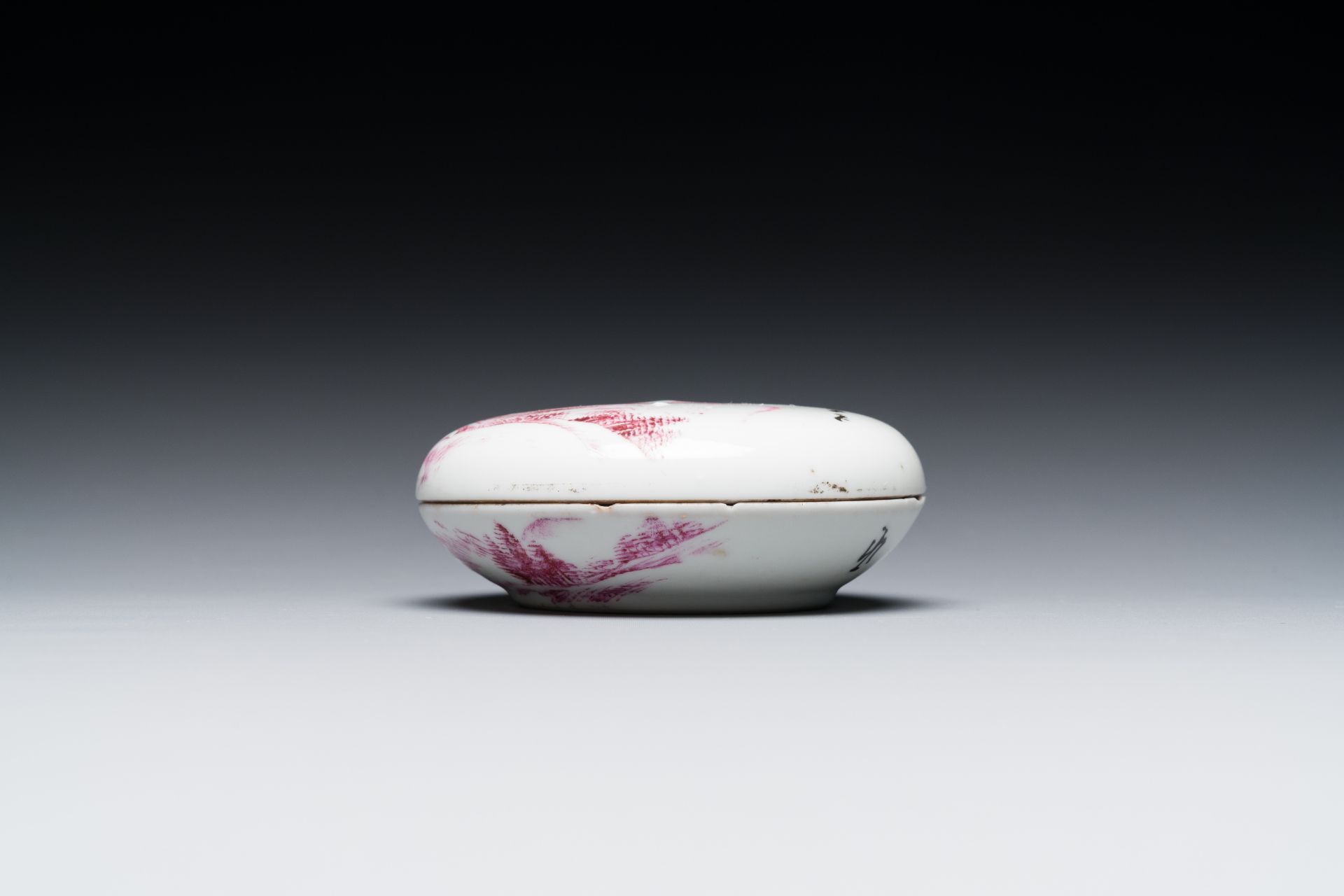 A Chinese purple-decorated seal paste box and cover with a landscape, signed Qing æ…¶, Mei ç¾Ž seal - Image 6 of 8