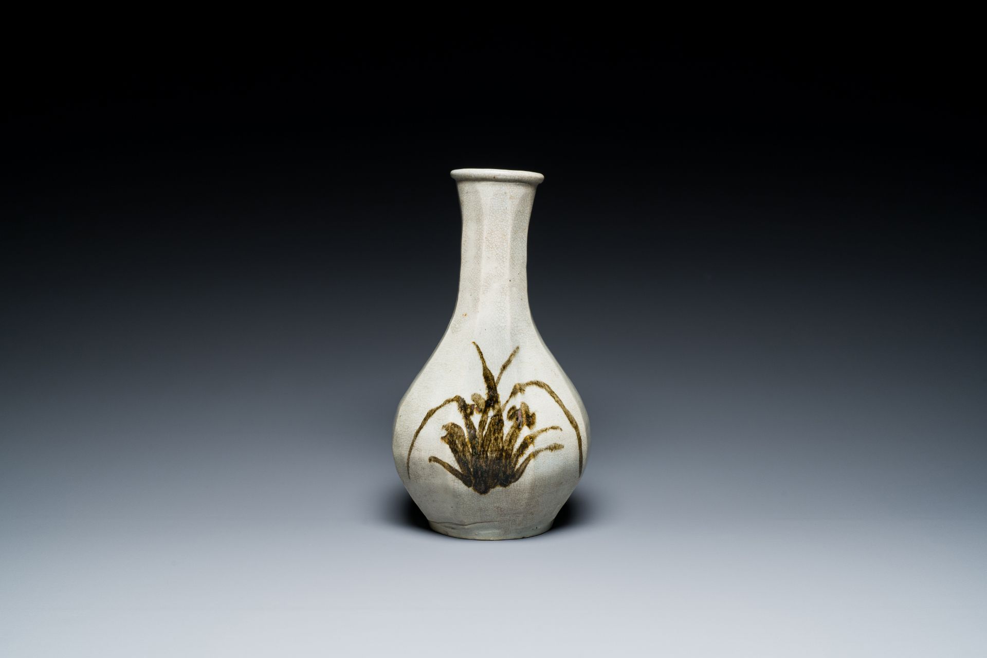 A Korean bottle vase with floral design, Joseon dynasty, 16th C. - Image 3 of 6