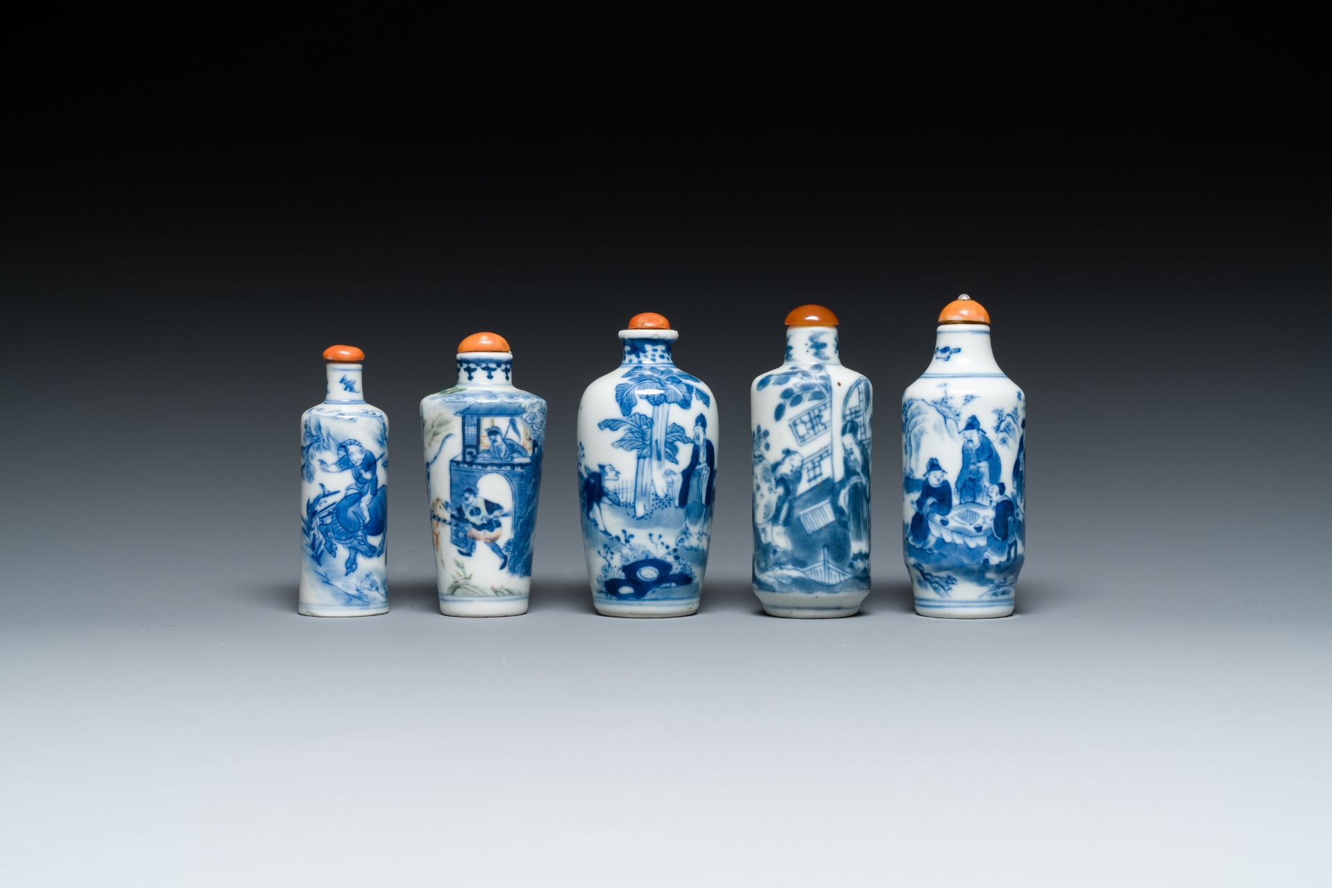 Five Chinese blue, white and wucai snuff bottles, 19th C. - Image 2 of 7