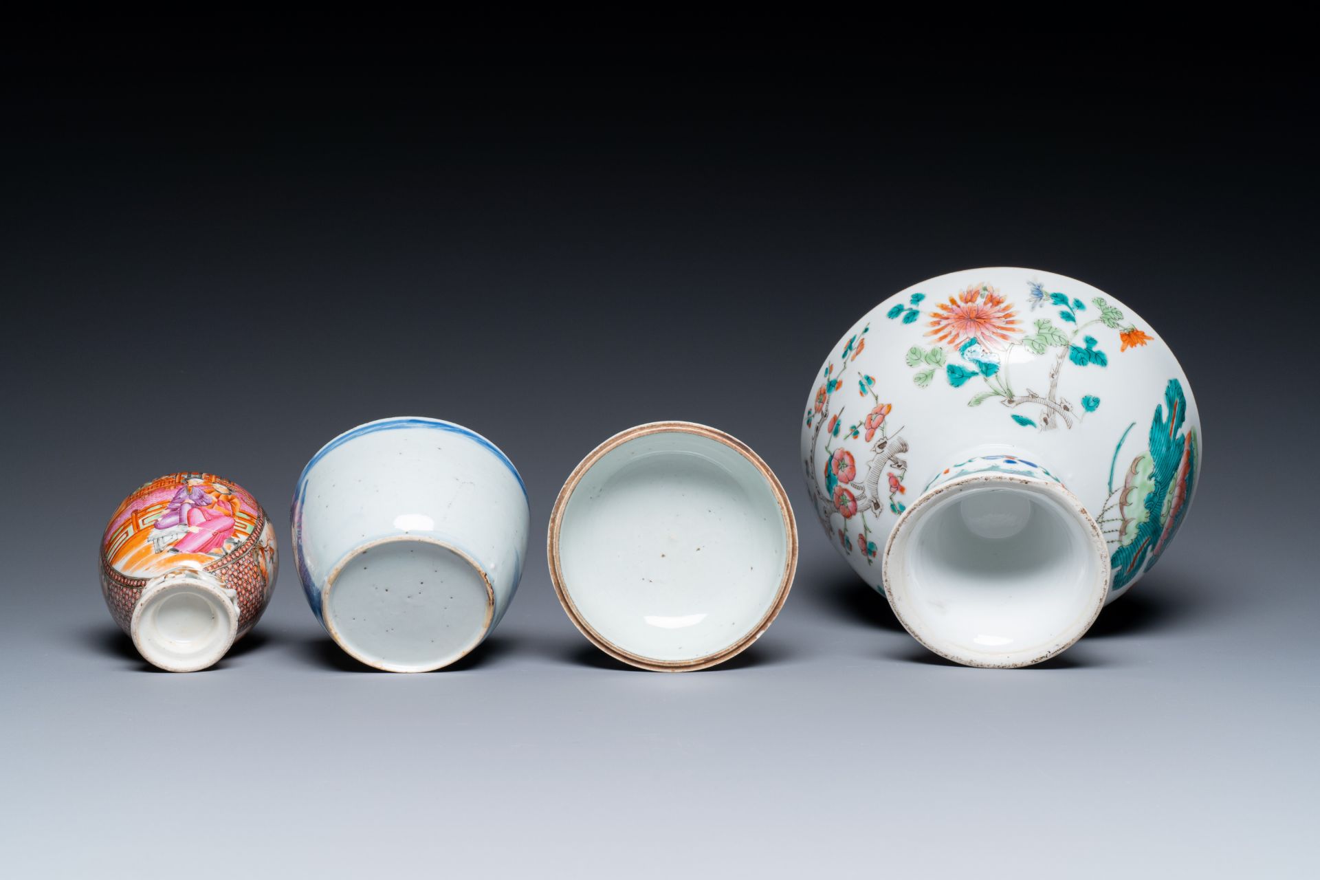 A varied collection of Chinese porcelain, 18/19th C. - Image 7 of 11