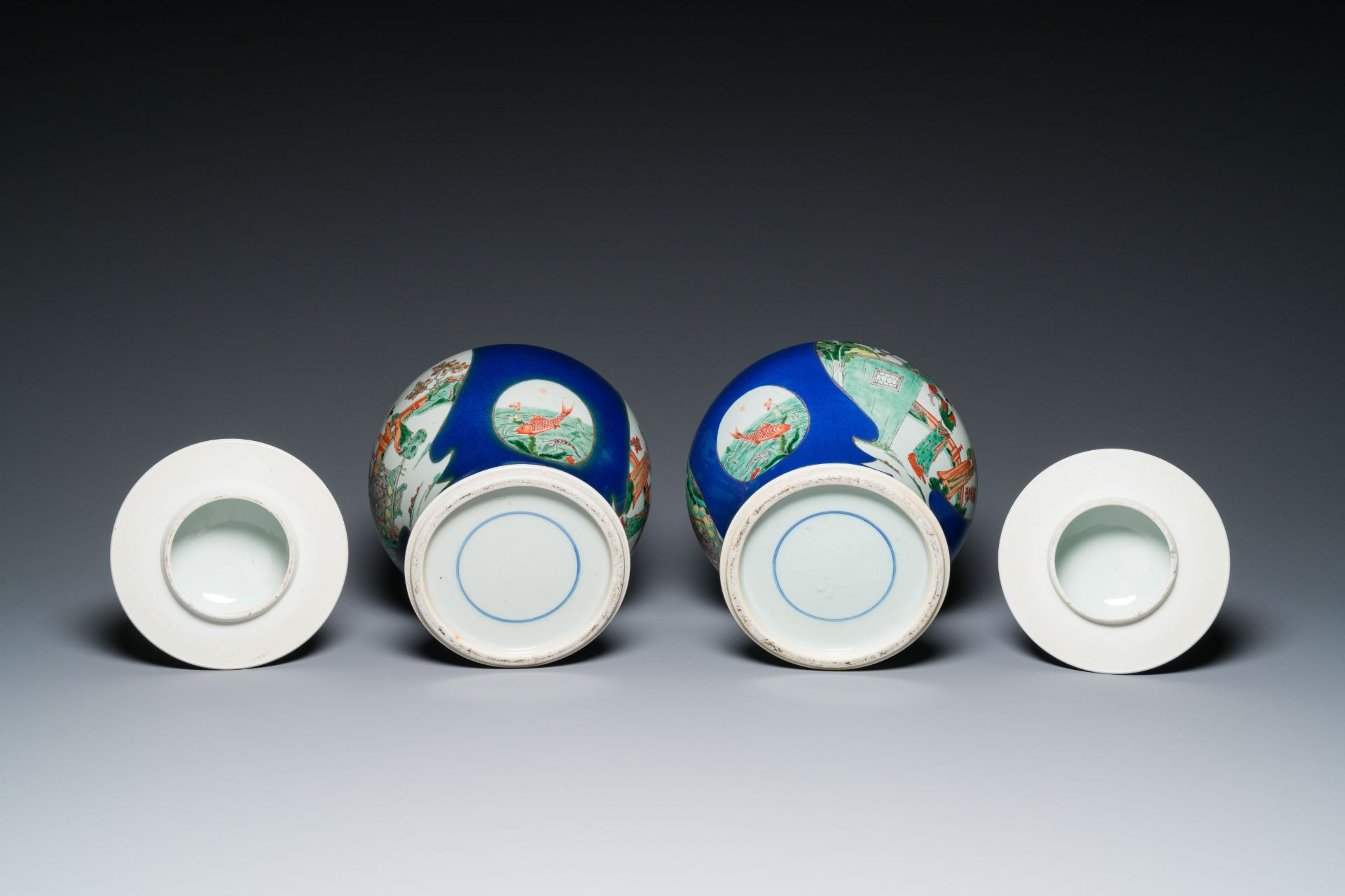 A pair of Chinese powder-blue-ground famille verte vases and covers, 19th C. - Image 6 of 6