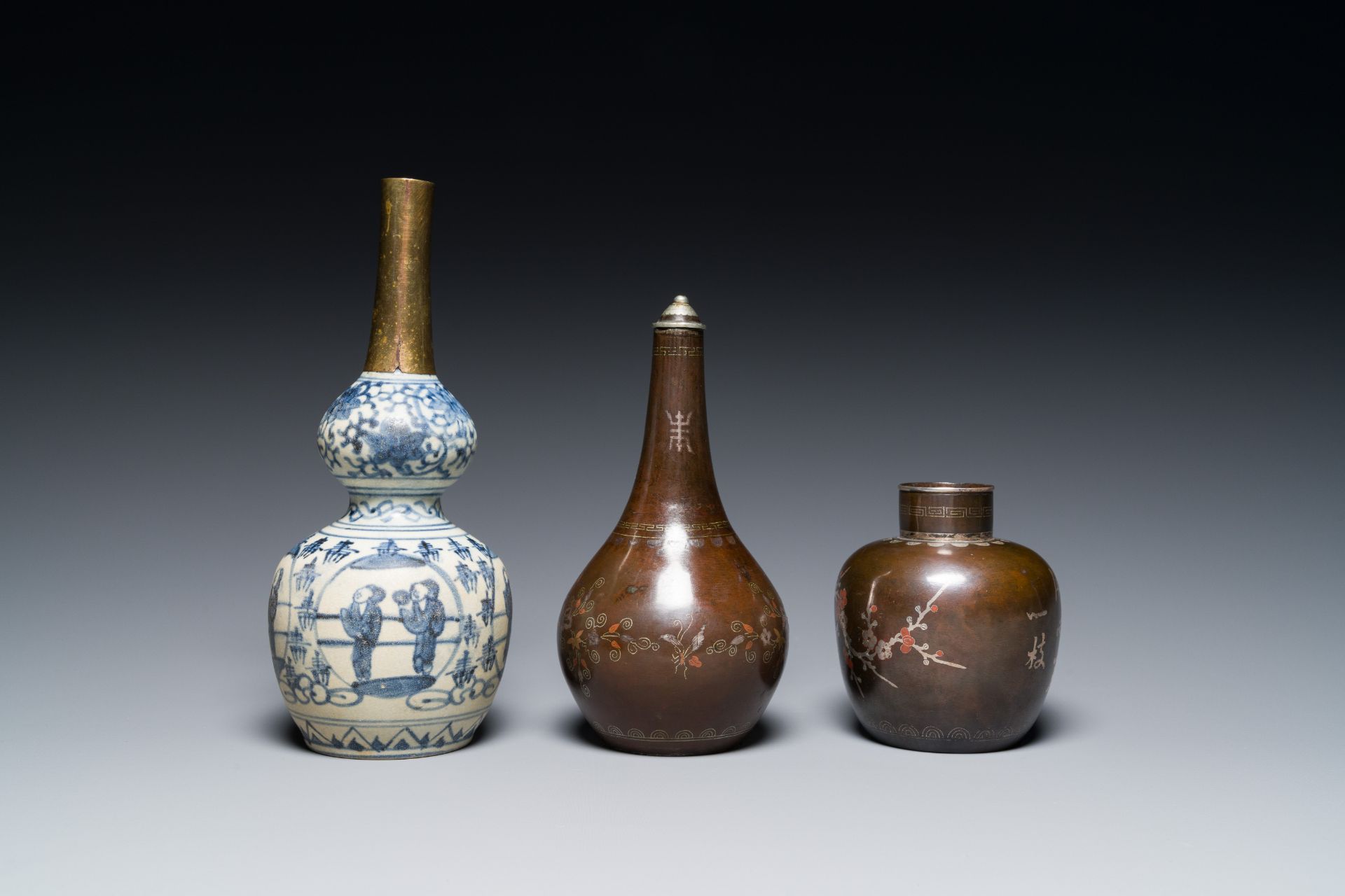 Two Vietnamese copper- and silver-inlaid paktong wares and a Chinese blue and white double gourd vas - Image 5 of 7