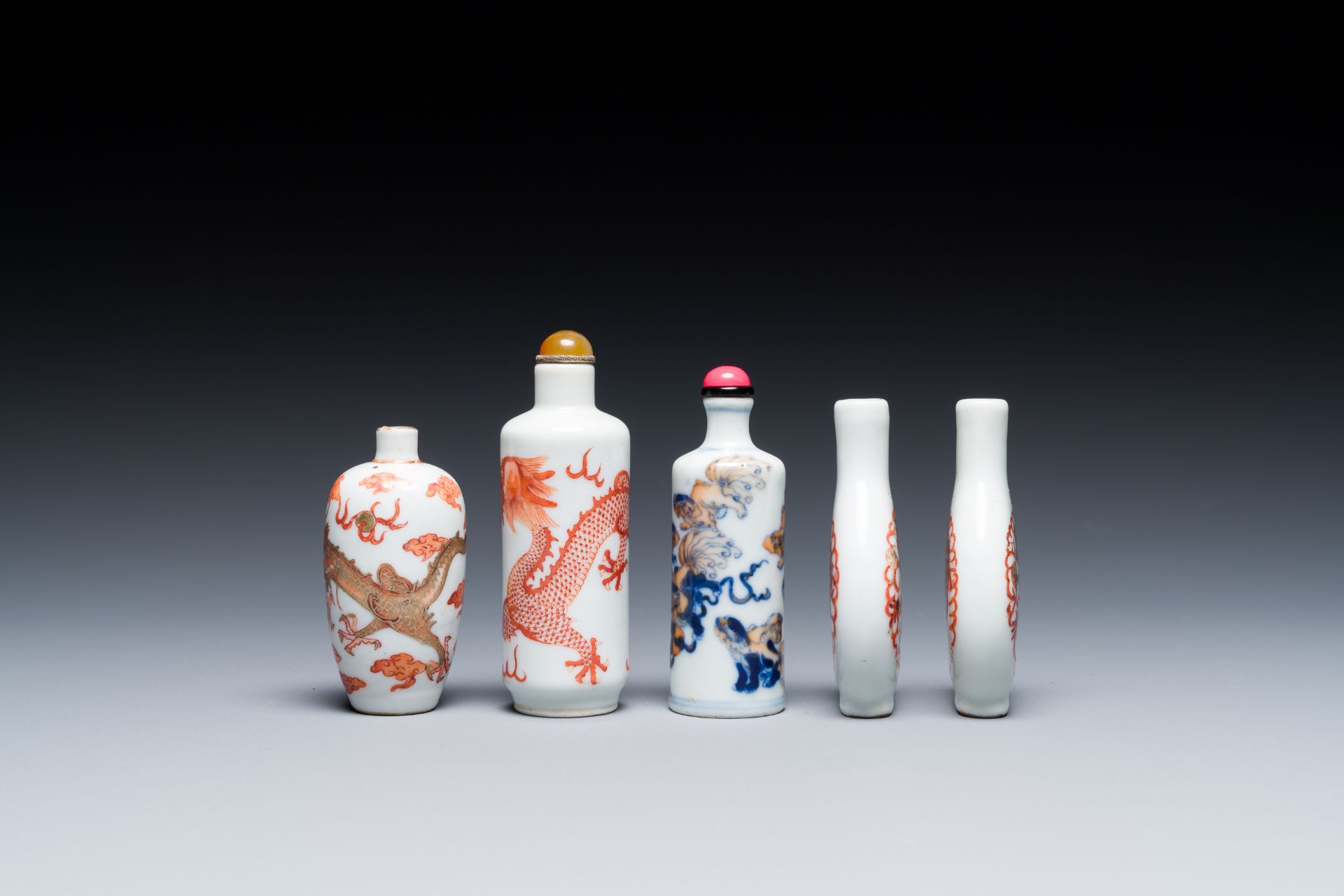 Five Chinese iron-red and doucai snuff bottles, 19/20th C. - Image 5 of 7