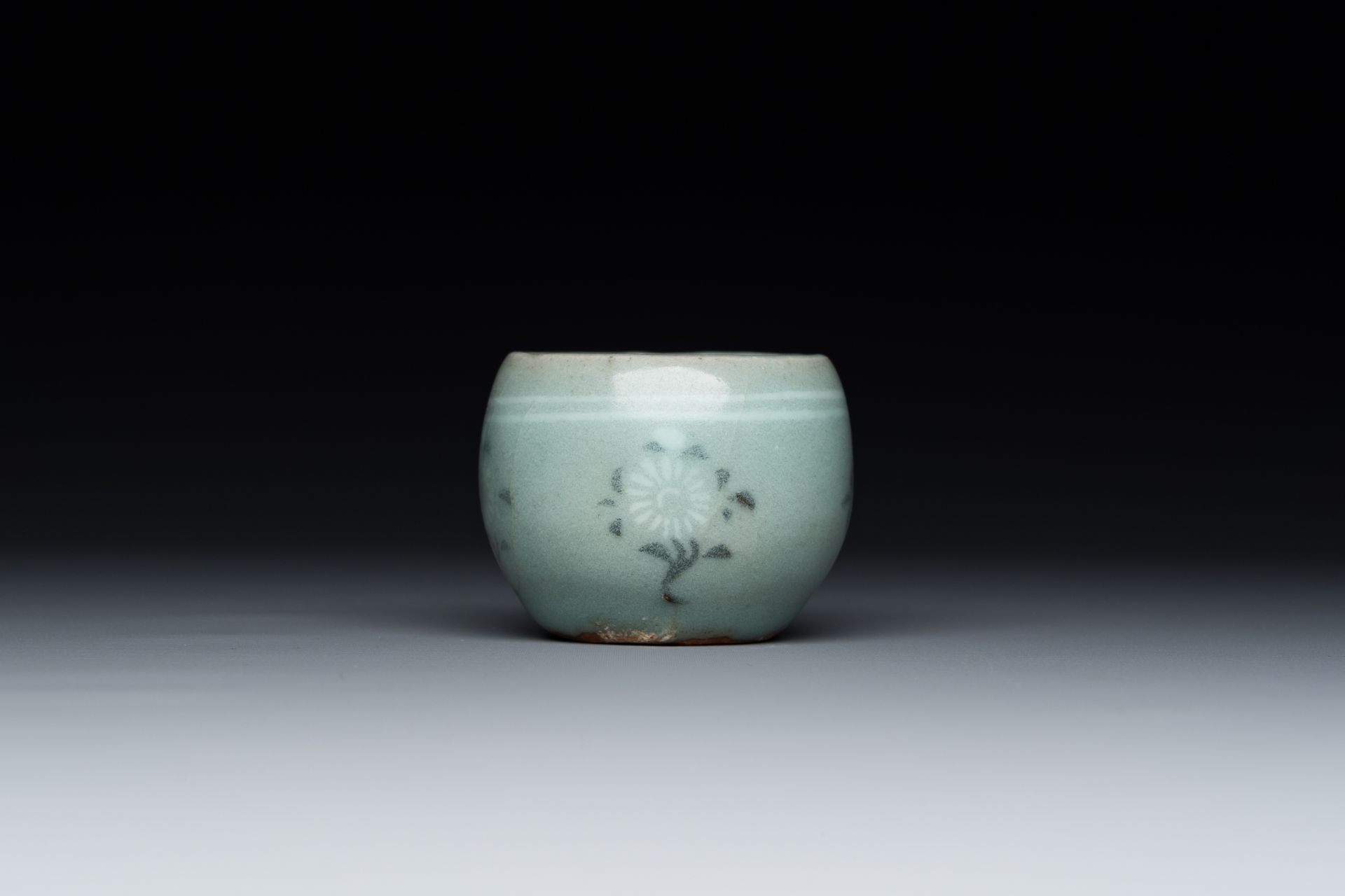 A Korean inlaid celadon cup on a stand, probably Goryeo, 13/14th C. - Image 5 of 10