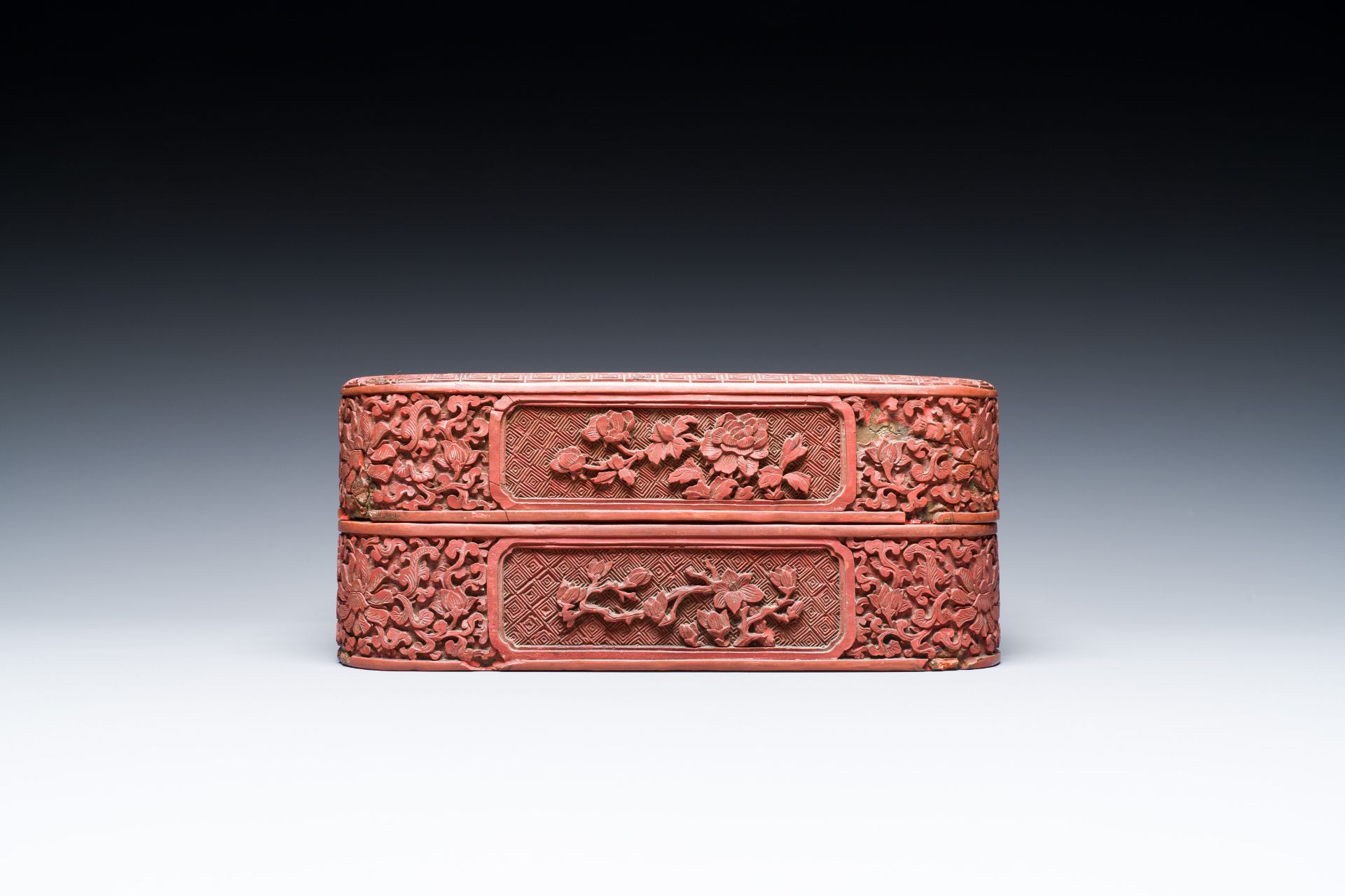 A Chinese red cinnabar lacquer box and cover, 17/18th C. - Image 3 of 8