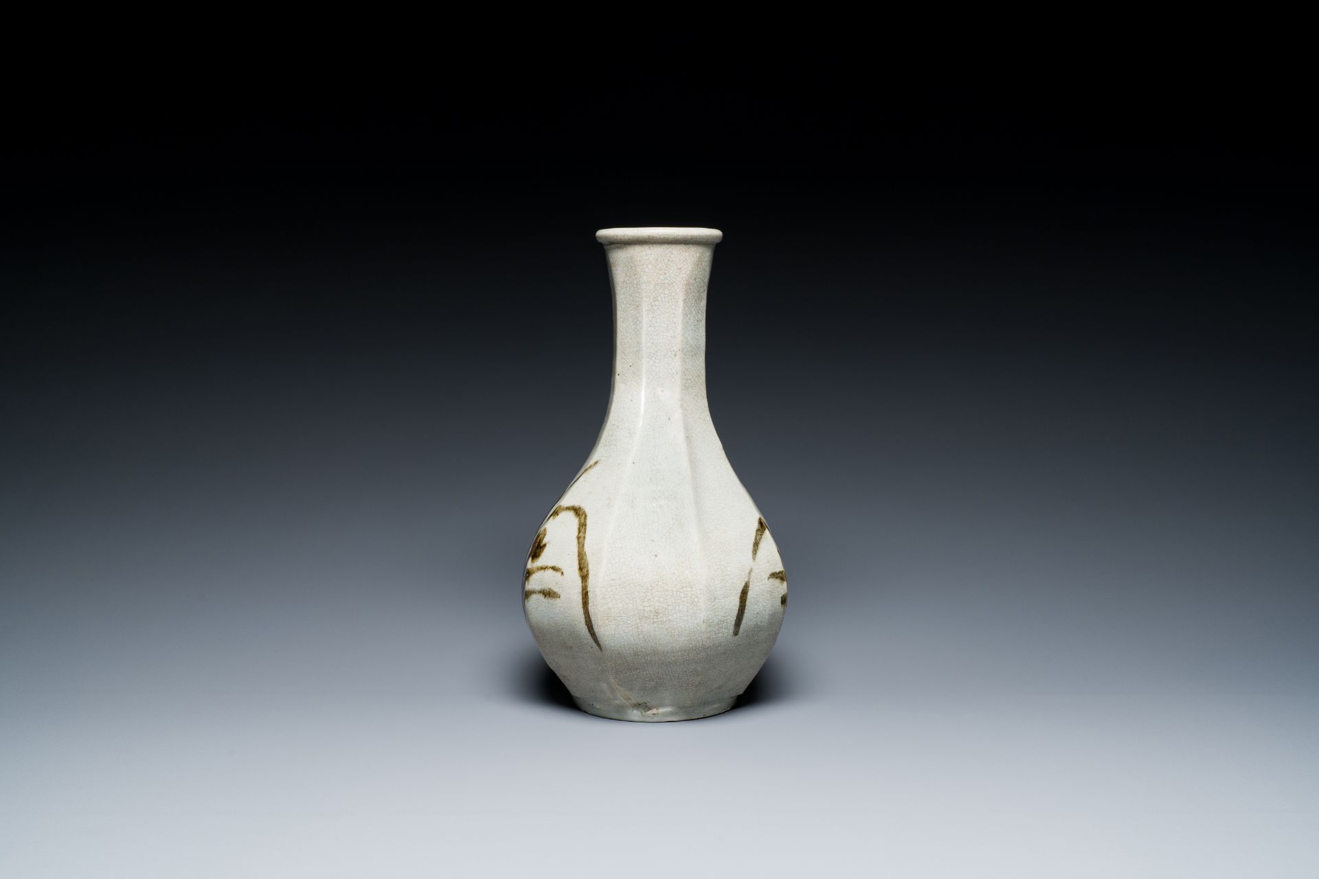 A Korean bottle vase with floral design, Joseon dynasty, 16th C. - Image 2 of 6