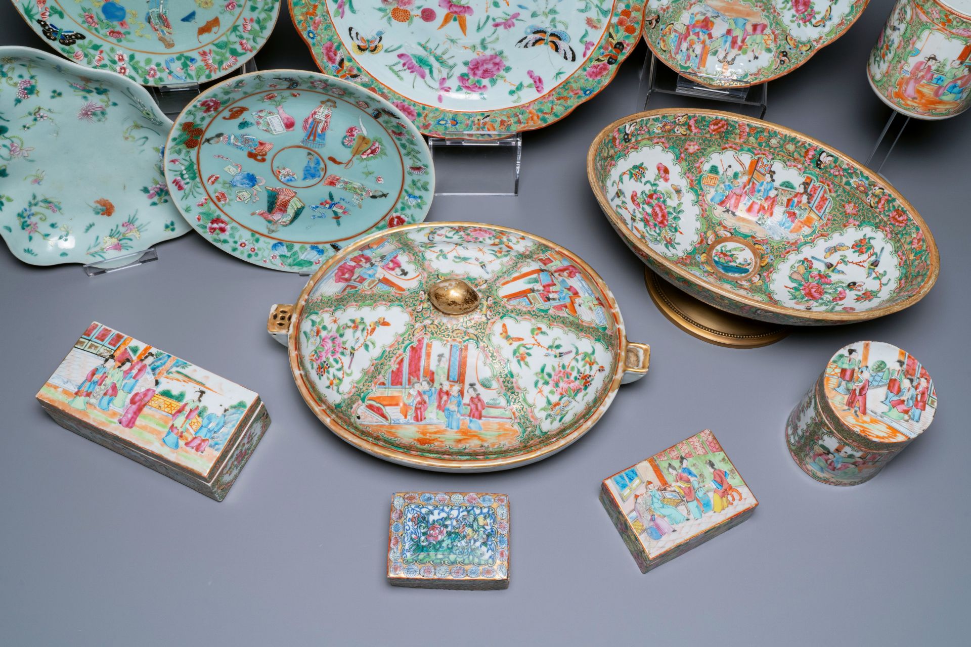 An extensive collection of Chinese Canton famille rose porcelain, 19th C. - Image 2 of 5