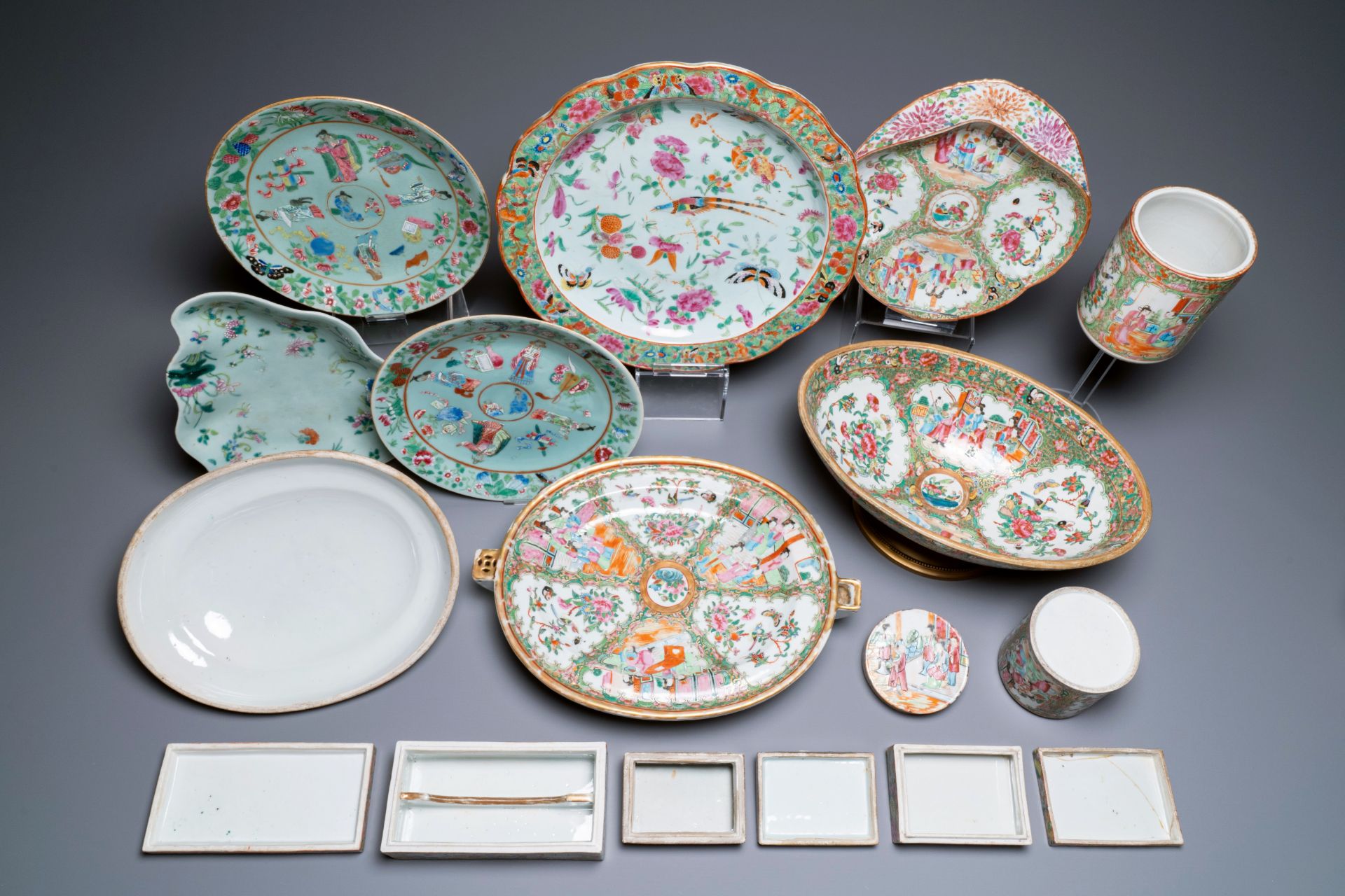 An extensive collection of Chinese Canton famille rose porcelain, 19th C. - Image 3 of 5