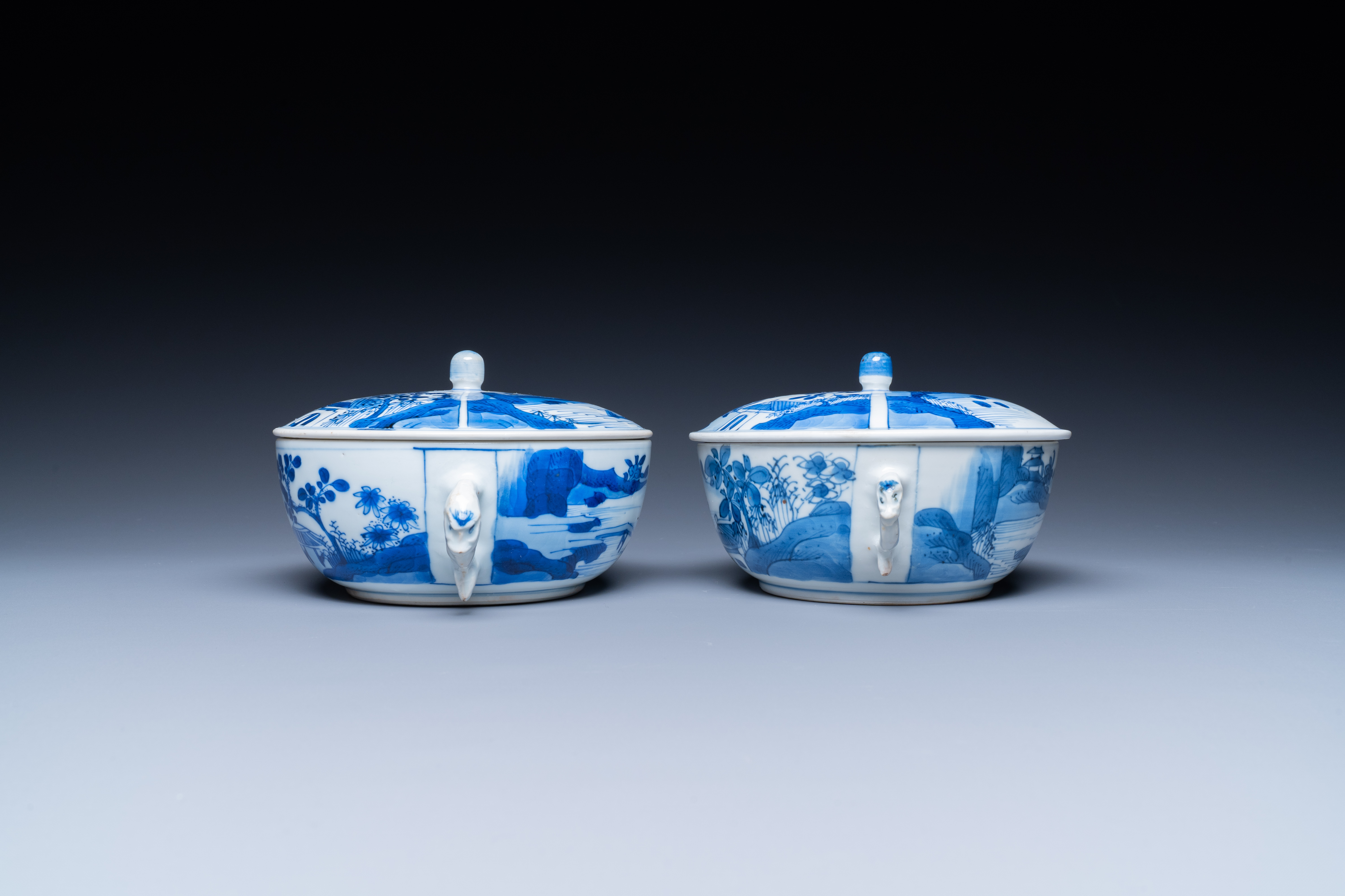 A pair of Chinese blue and white bowls and covers, Kangxi - Image 5 of 7