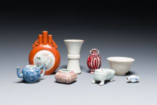 A varied collection of Chinese porcelain, 18/20th C.