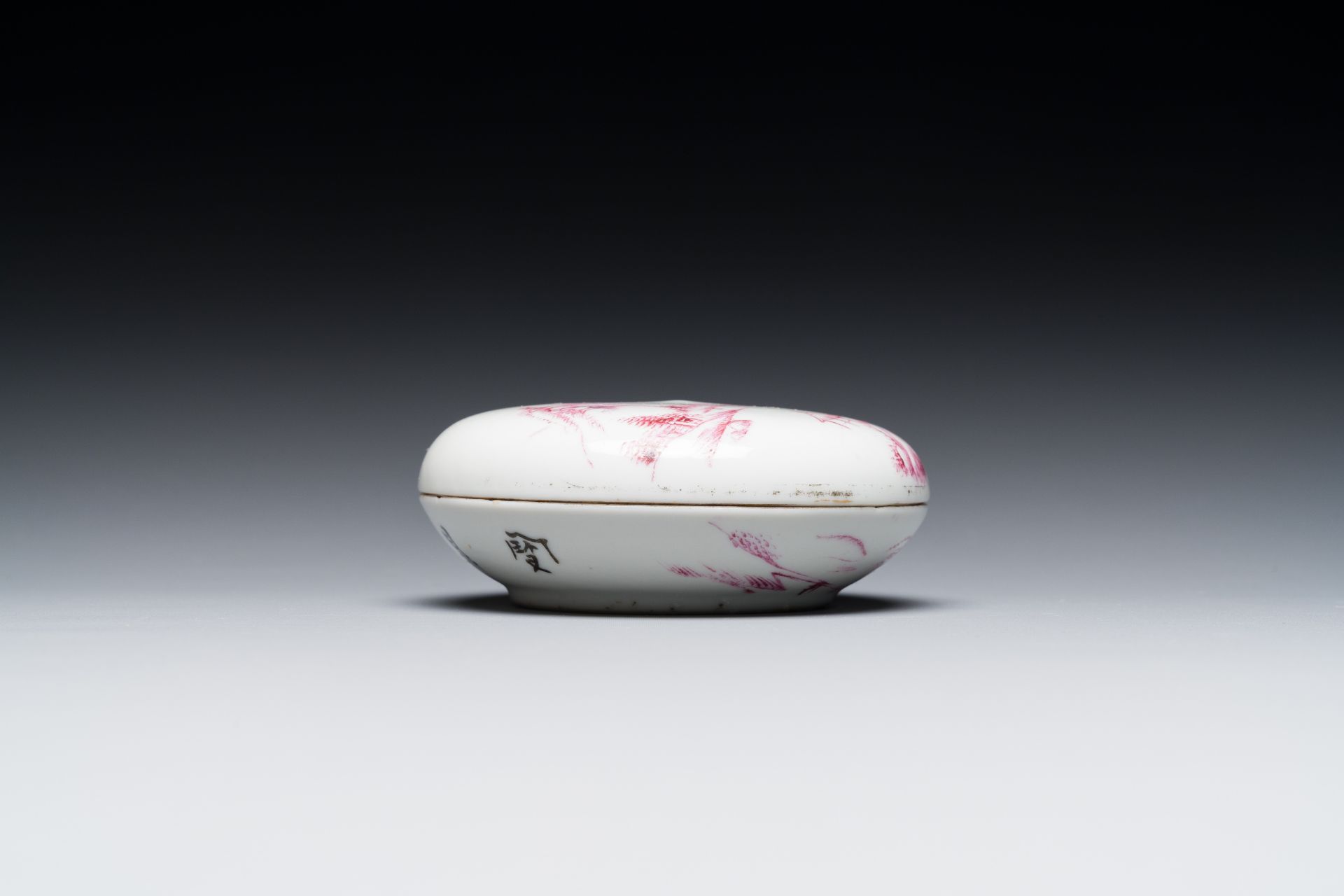 A Chinese purple-decorated seal paste box and cover with a landscape, signed Qing æ…¶, Mei ç¾Ž seal - Image 4 of 8