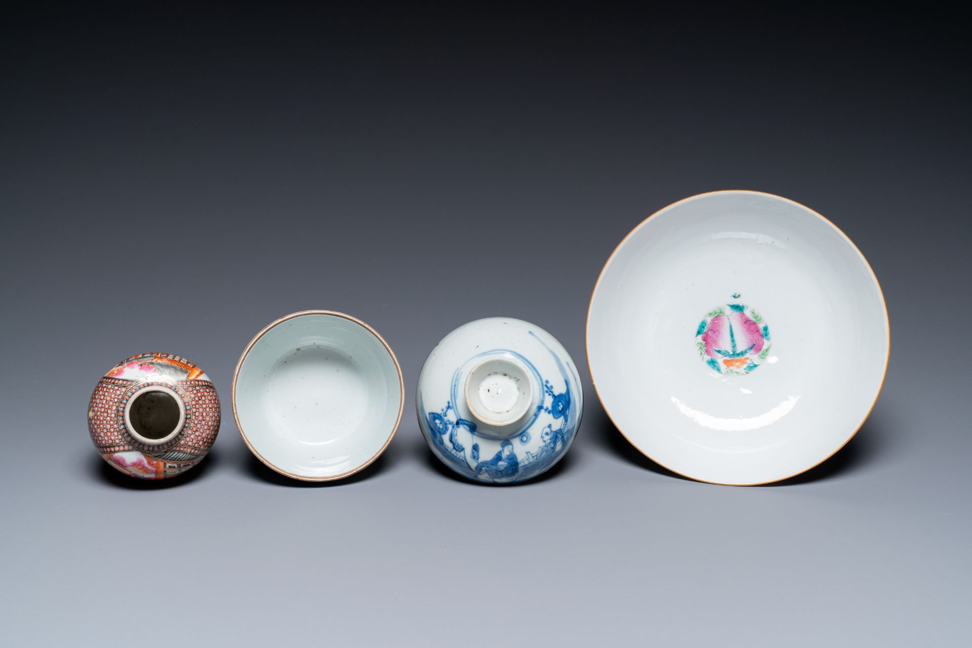 A varied collection of Chinese porcelain, 18/19th C. - Image 6 of 11