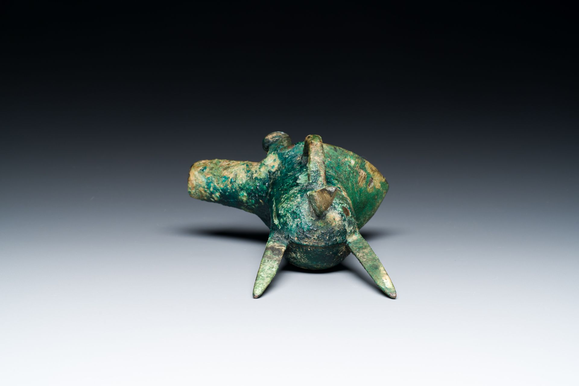 A Chinese archaic bronze ritual wine vessel, 'jue', late Shang dynasty - Image 7 of 7