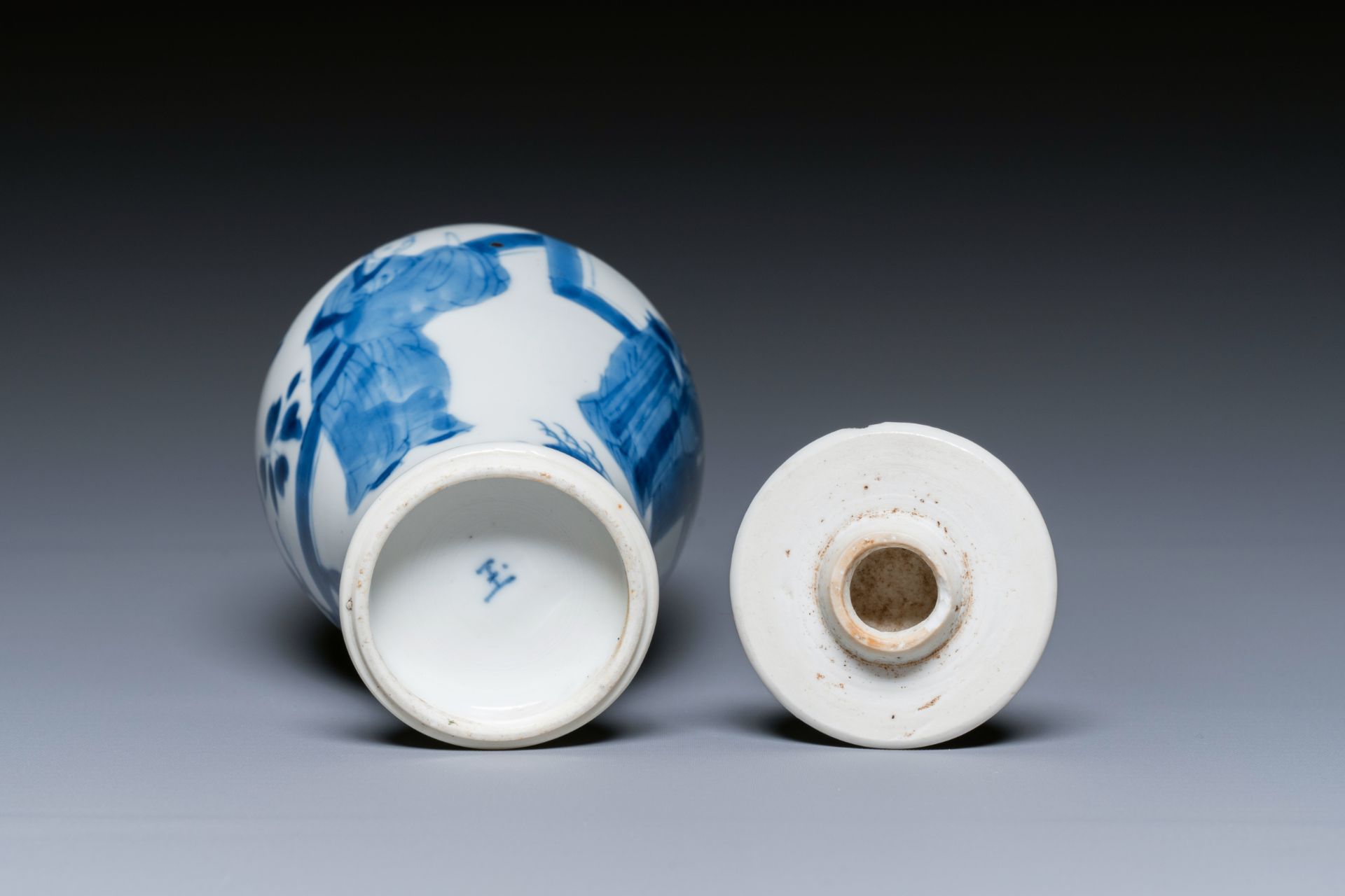 A Chinese blue and white covered vase and a verte-Imari plate, Kangxi - Image 9 of 9
