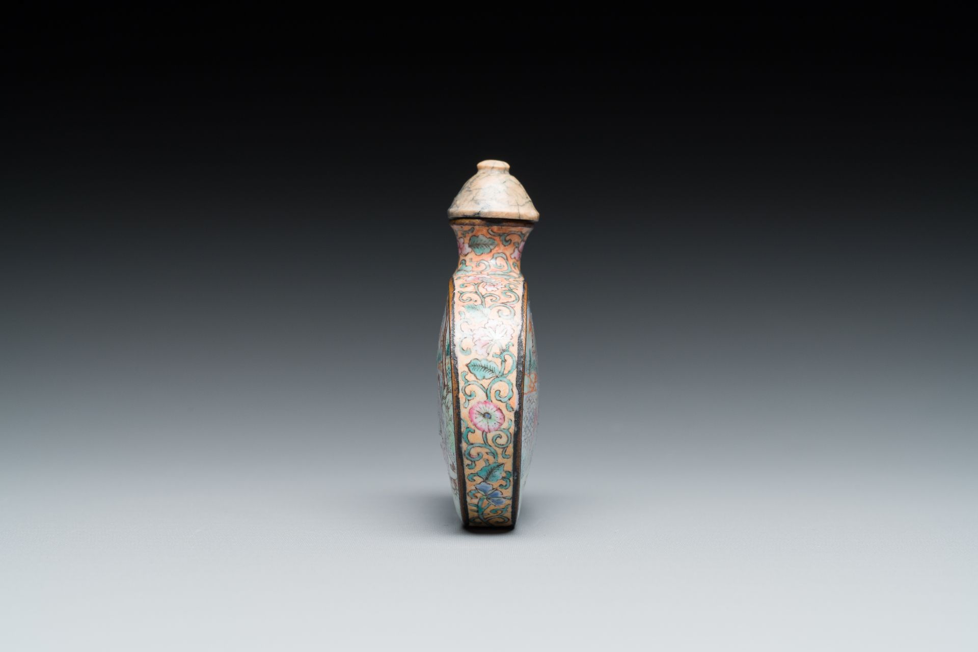 A Chinese Beijing enamel 'foreigners' snuff bottle, Qianlong mark and of the period - Image 4 of 6