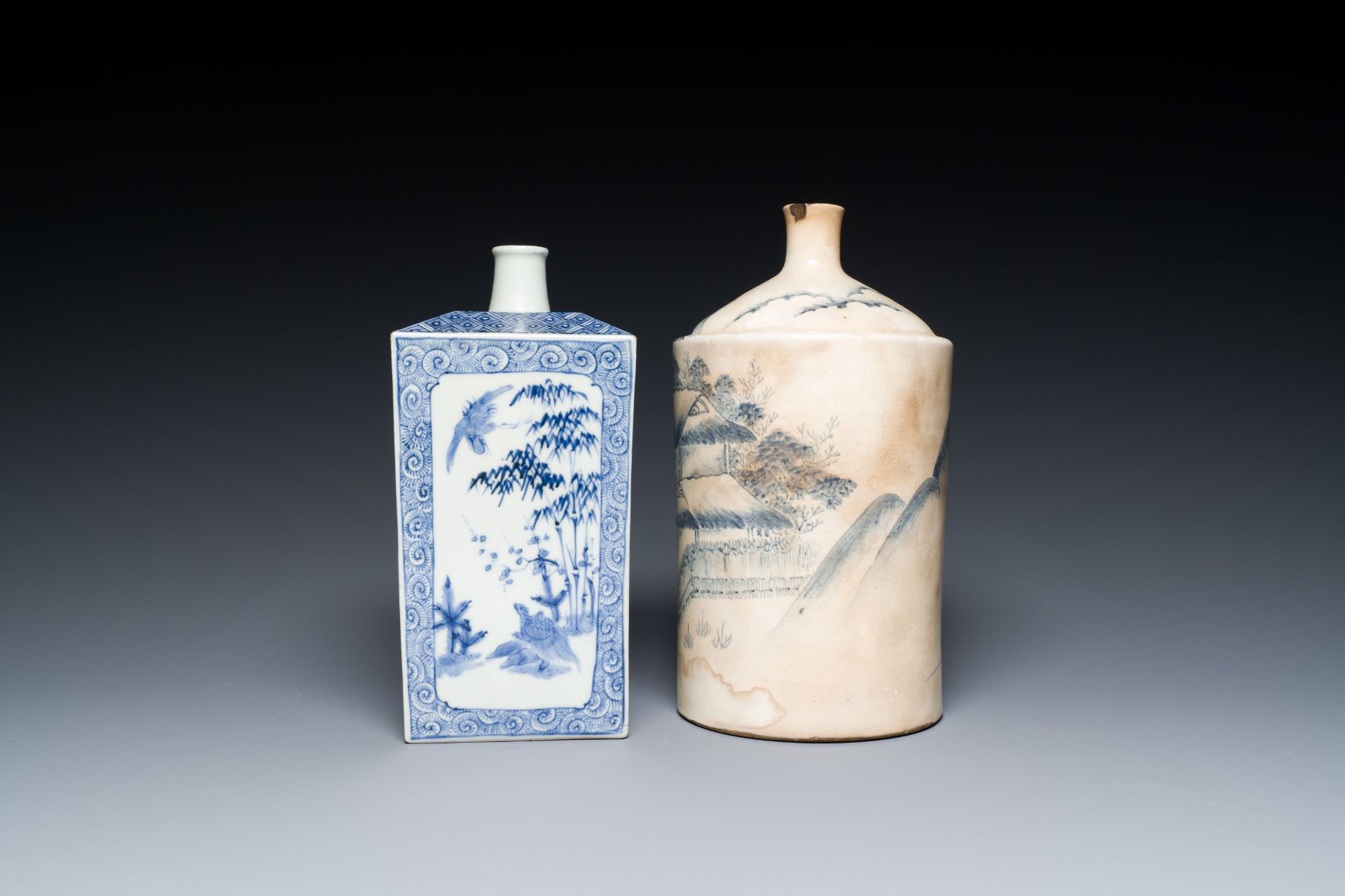 A Japanese blue and white Arita square flask and a Tangen-style bottle, 'tokkuri', Edo, 18/19th C. - Image 5 of 7