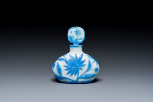 A Chinese overlay Beijing glass flask and cover with floral design in blue on white, 19th C.