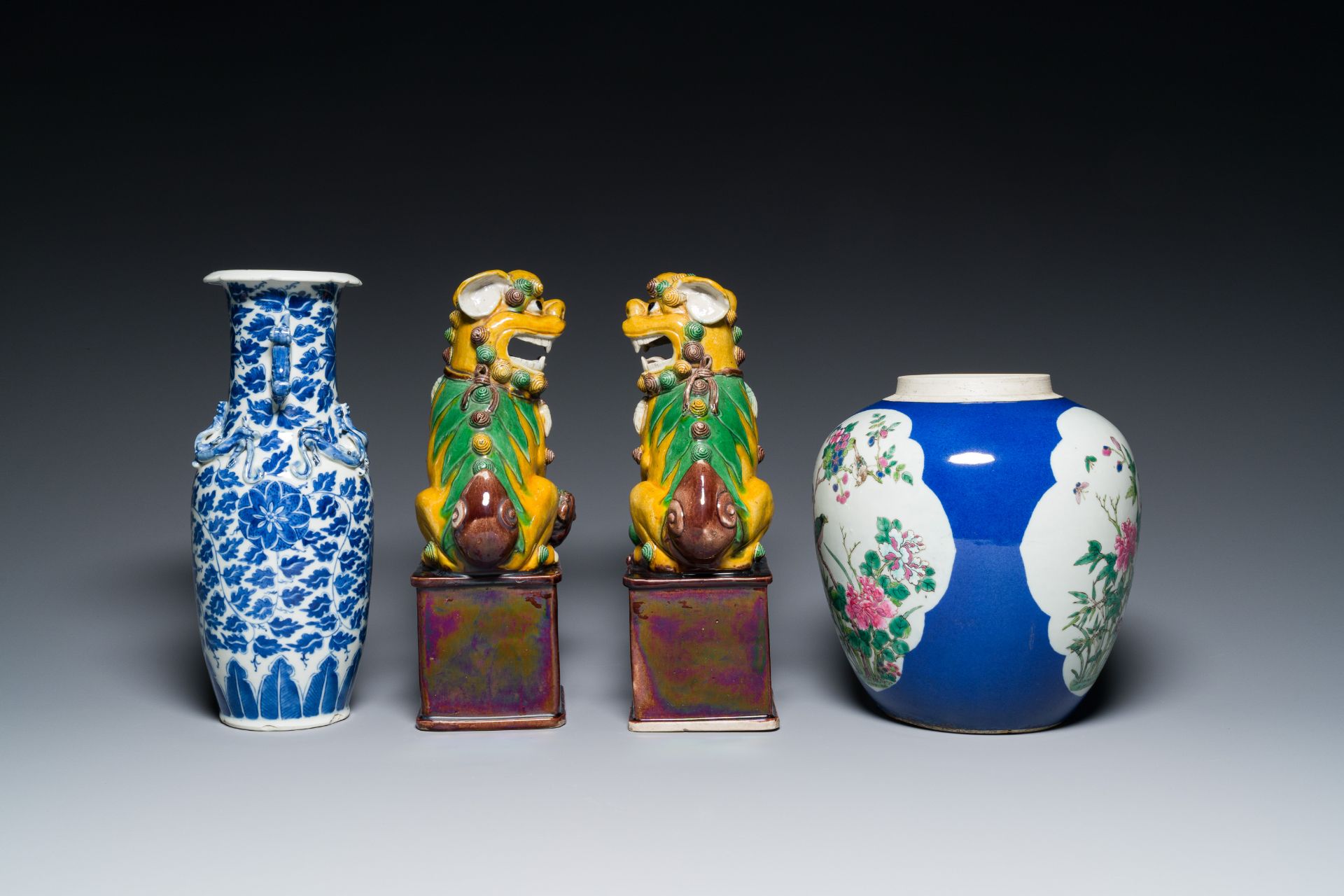 A varied collection of Chinese porcelain, 19th C. - Image 7 of 15