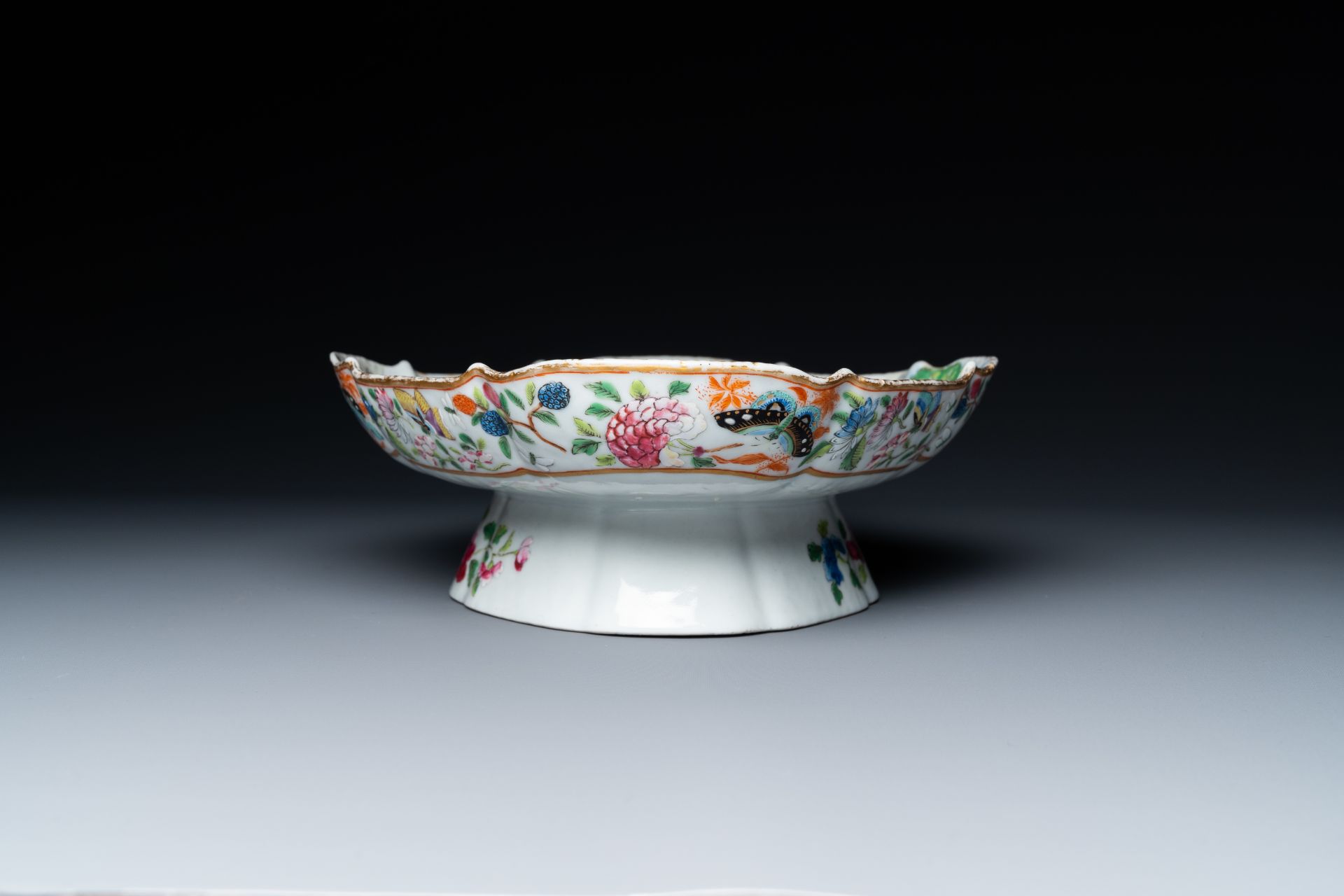 A rare Chinese Canton famille rose tazza depicting a winding stream party, 'liushangqushui' æµè§´æ› - Image 4 of 7