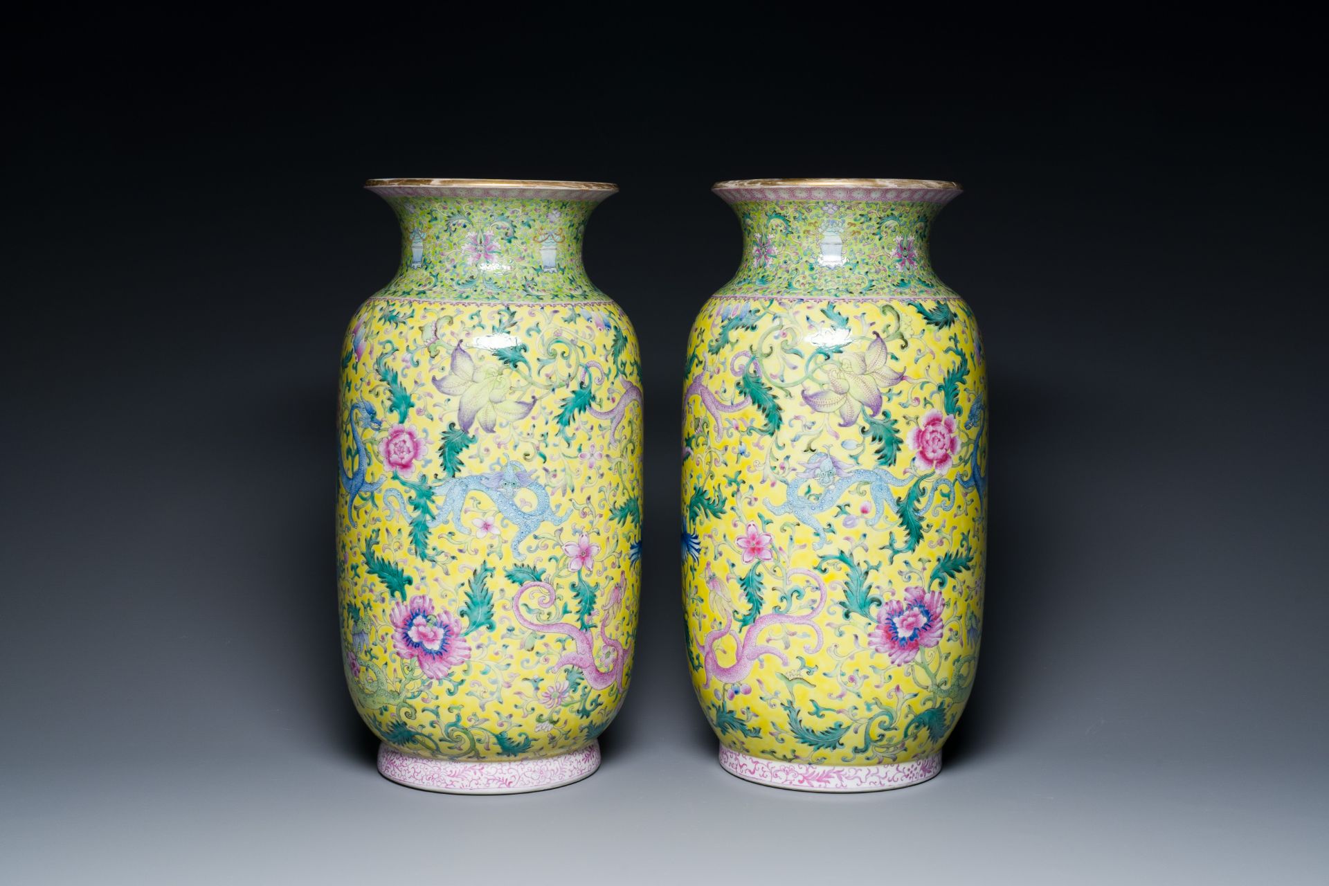 A pair of Chinese famille rose yellow-ground 'dragon' vases, Qianlong mark, Republic - Bild 3 aus 6