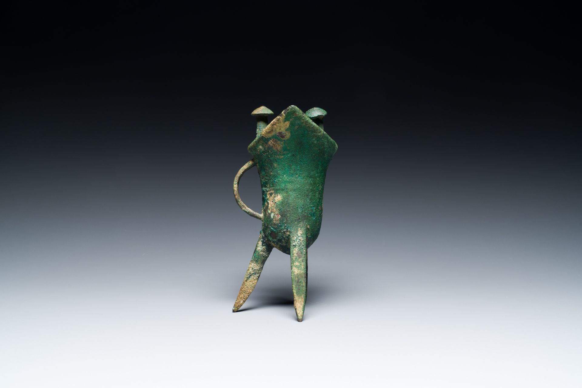 A Chinese archaic bronze ritual wine vessel, 'jue', late Shang dynasty - Image 5 of 7