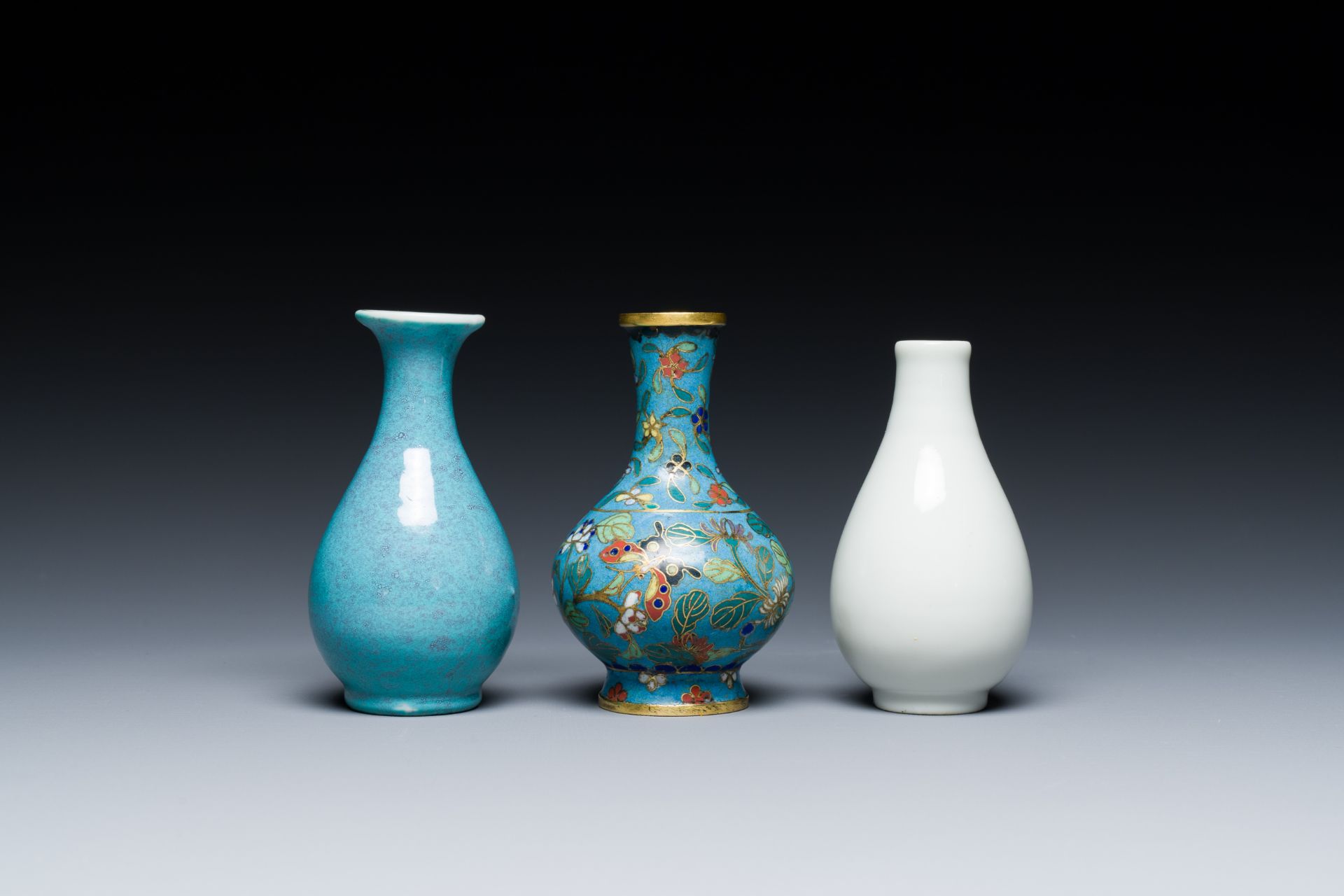 Three small Chinese bottle vases in cloisonne, white and robin's-egg-glazed porcelain, 19/20th C. - Image 4 of 7